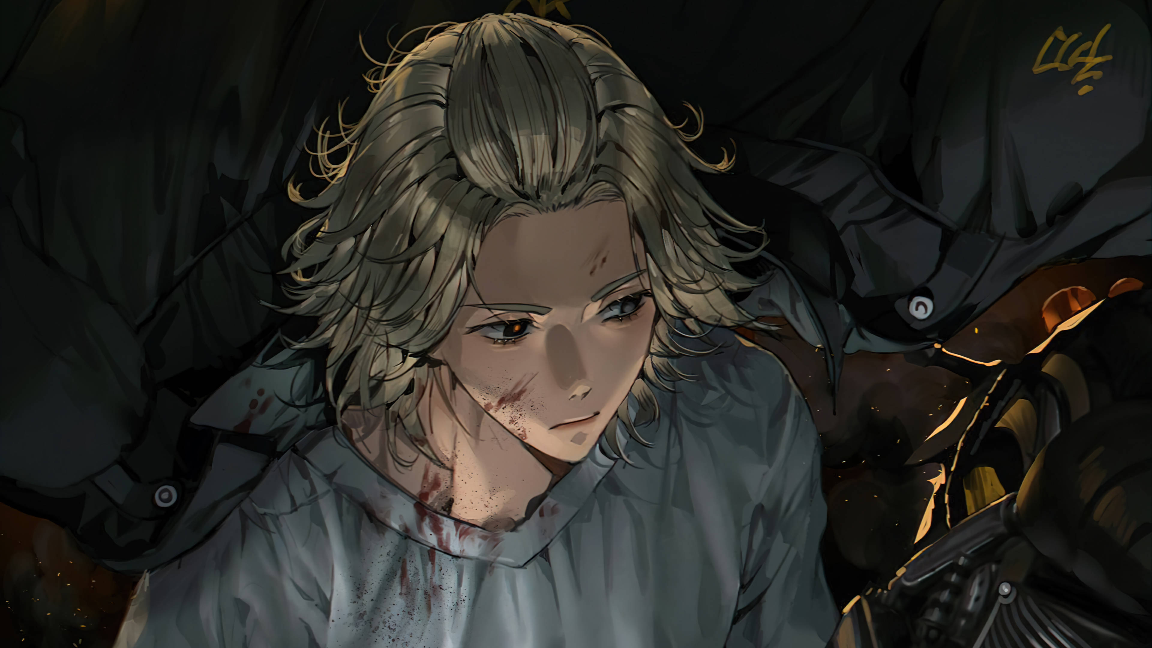 Manjiro 桌布 壁紙 — 一個疲憊的動漫角色，凌亂的金色頭髮和襯衫上的血跡，在昏暗的場景中低頭凝視。