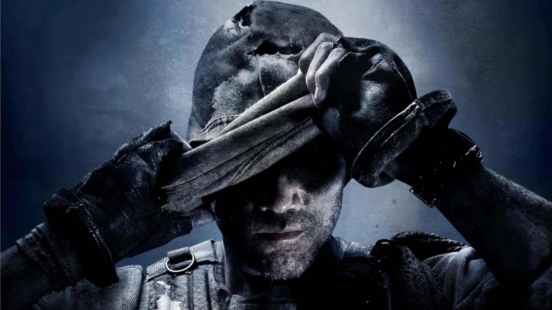 Call Of Duty Ghosts 桌布 壁紙 — 一個疲憊的士兵戴著破爛的頭盔，在黑暗煙霧繚繞的背景下拉低兜帽遮住臉。
