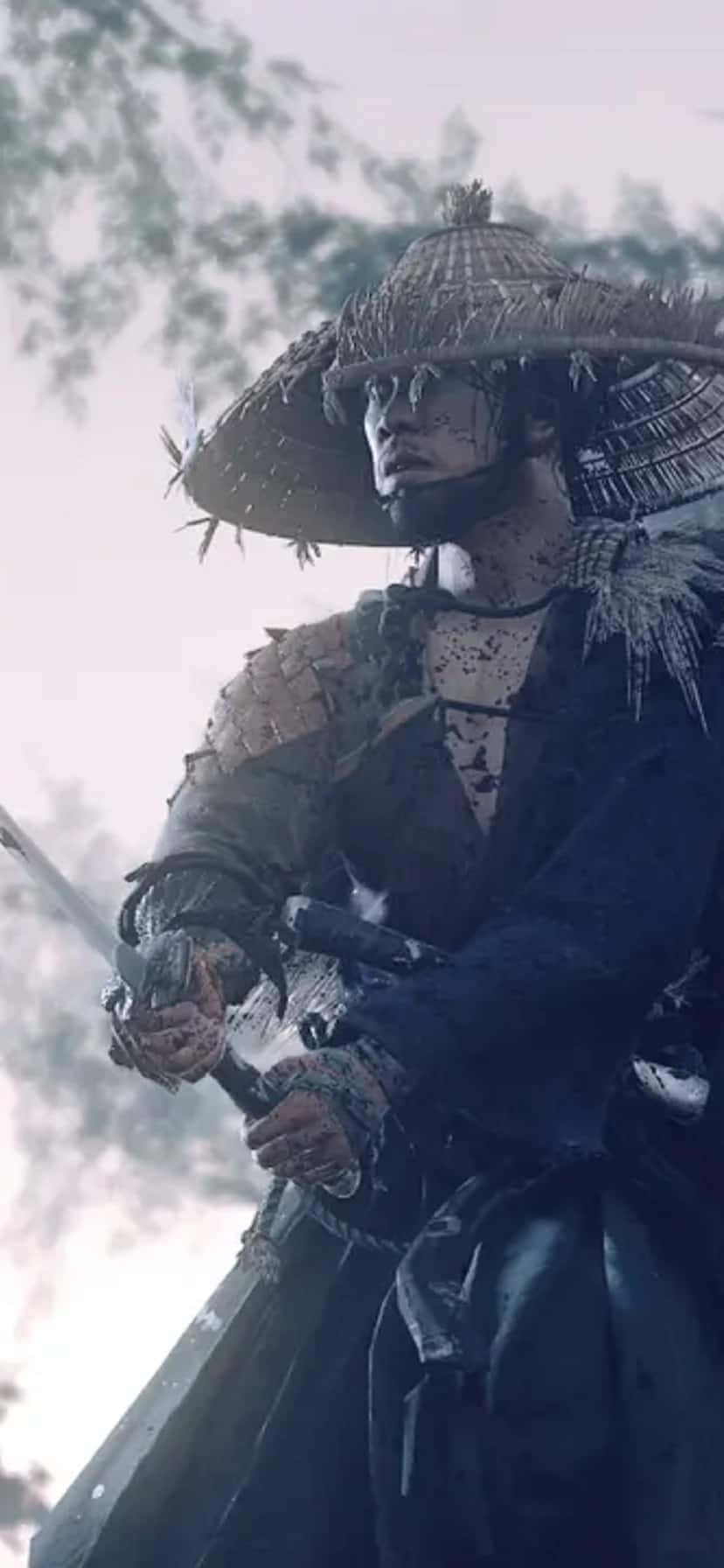 電玩遊戲 桌布 壁紙 — 一個疲憊的武士戴著草帽，在霧氣籠罩的森林背景下緊握著劍。