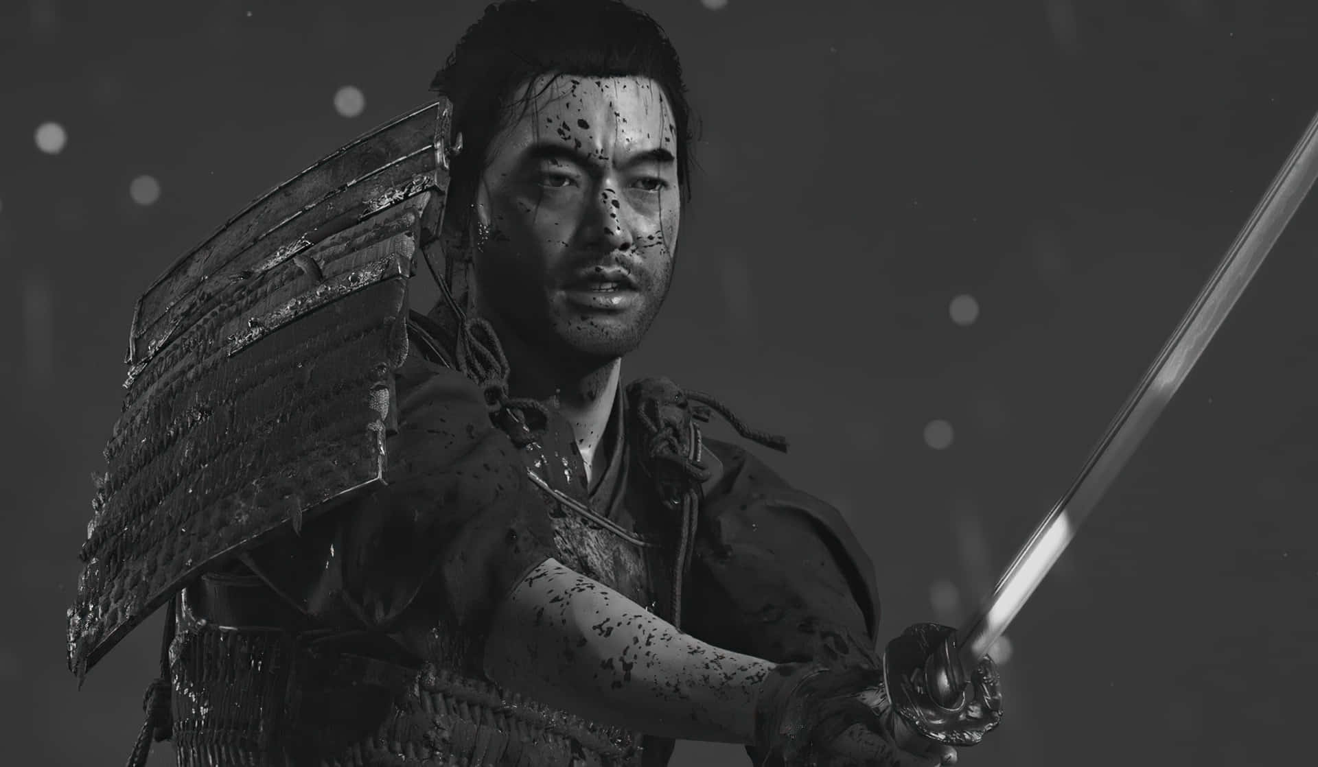 Samurai Movies 桌布 壁紙 — 一個疲憊的武士穿著盔甲，緊握著劍，雨水劃過他的臉龐和盔甲，形成一幅粗糙的黑白場景。