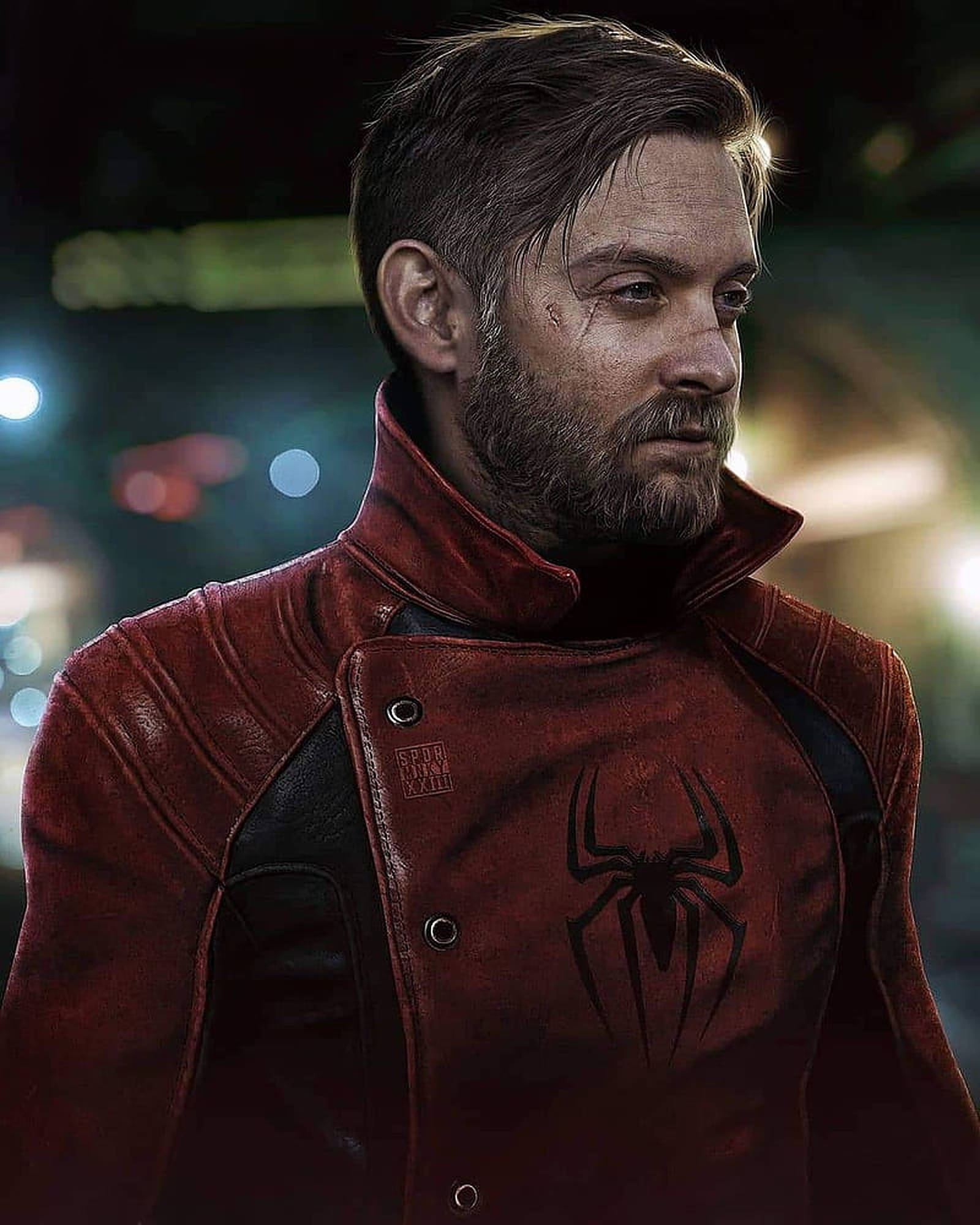 Tobey Maguire 桌布 壁紙 — 一個疲憊的蜘蛛人穿著紅色皮夾克，站在模糊的城市夜晚中，背後有發光的燈光。