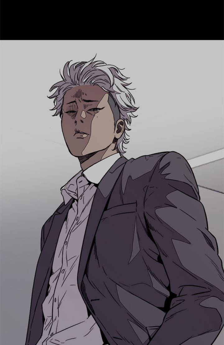 Wind 桌布 壁紙 — 一個疲憊的銀髮動漫男子穿著深色西裝，靠在樸素的牆上，背景是柔和的灰色。