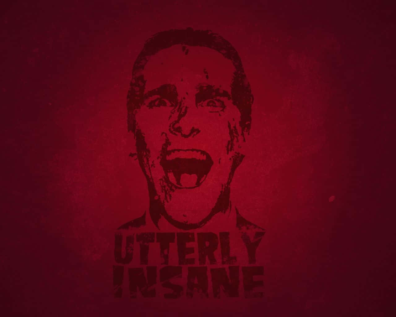 電影動圖 桌布 壁紙 — 一個痛苦尖叫的臉孔，呈暗紅色，帶有粗體文字 utterly insane，背景為有紋理的深紅色。