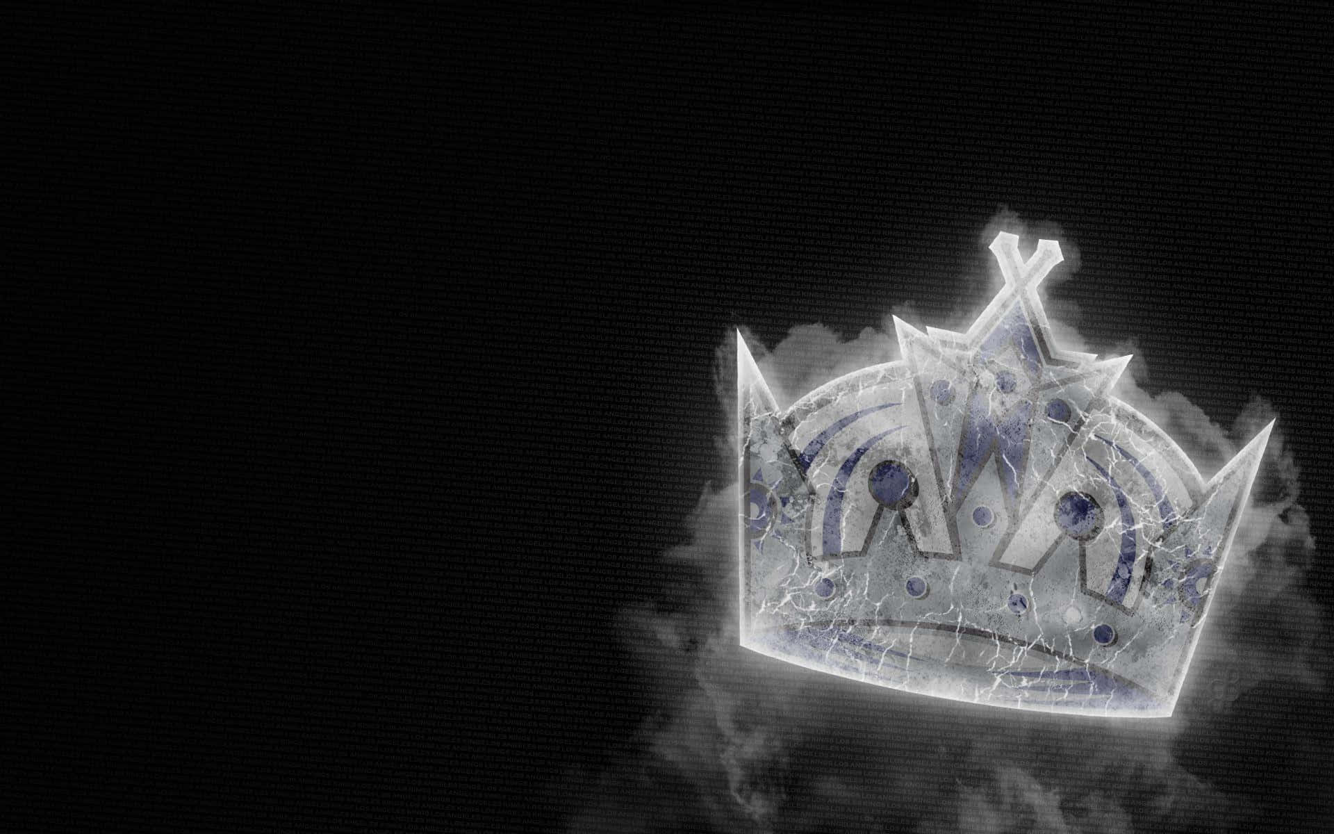 Crown 桌布 壁紙 — 一個發光、破裂的王冠，鑲有紫色寶石，從旋轉的煙霧中浮現，背景是深色紋理。