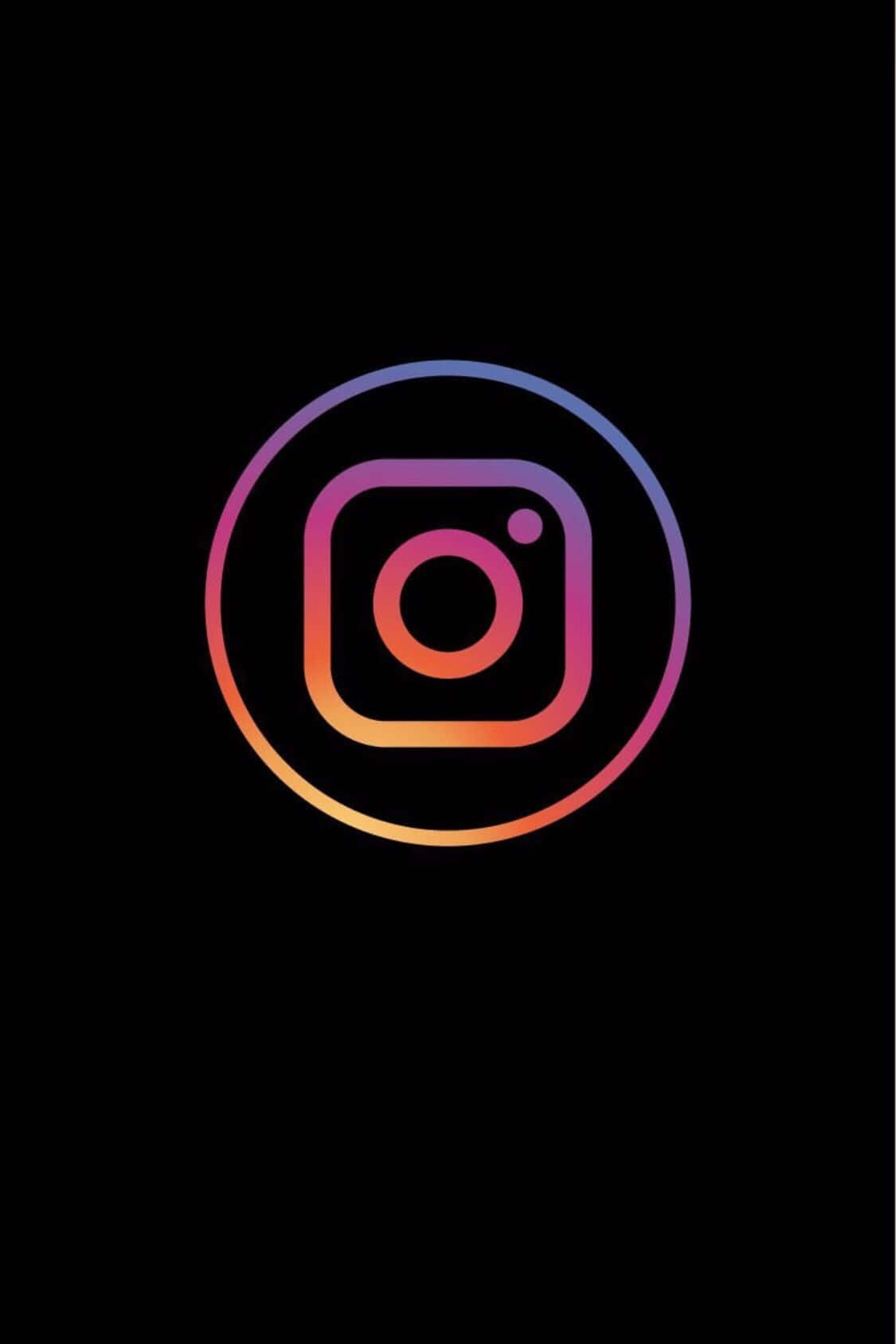 Instagram 桌布 壁紙 — 一個發光漸變的Instagram標誌，居中於黑色背景上，帶有鮮豔的橙色、紫色和藍色色調。