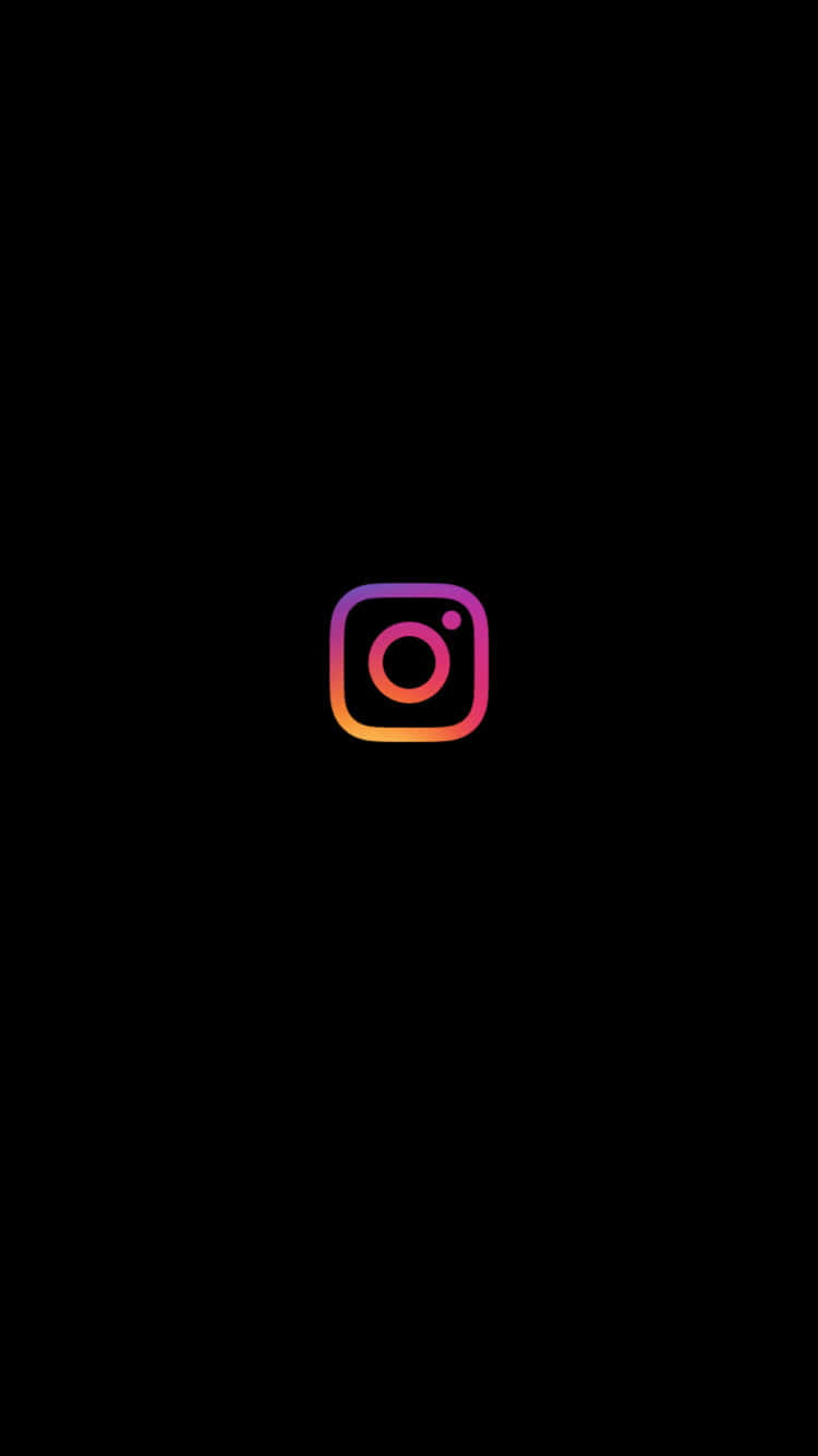 Instagram 桌布 壁紙 — 一個發光漸變的Instagram標誌，居中於純黑色背景上。