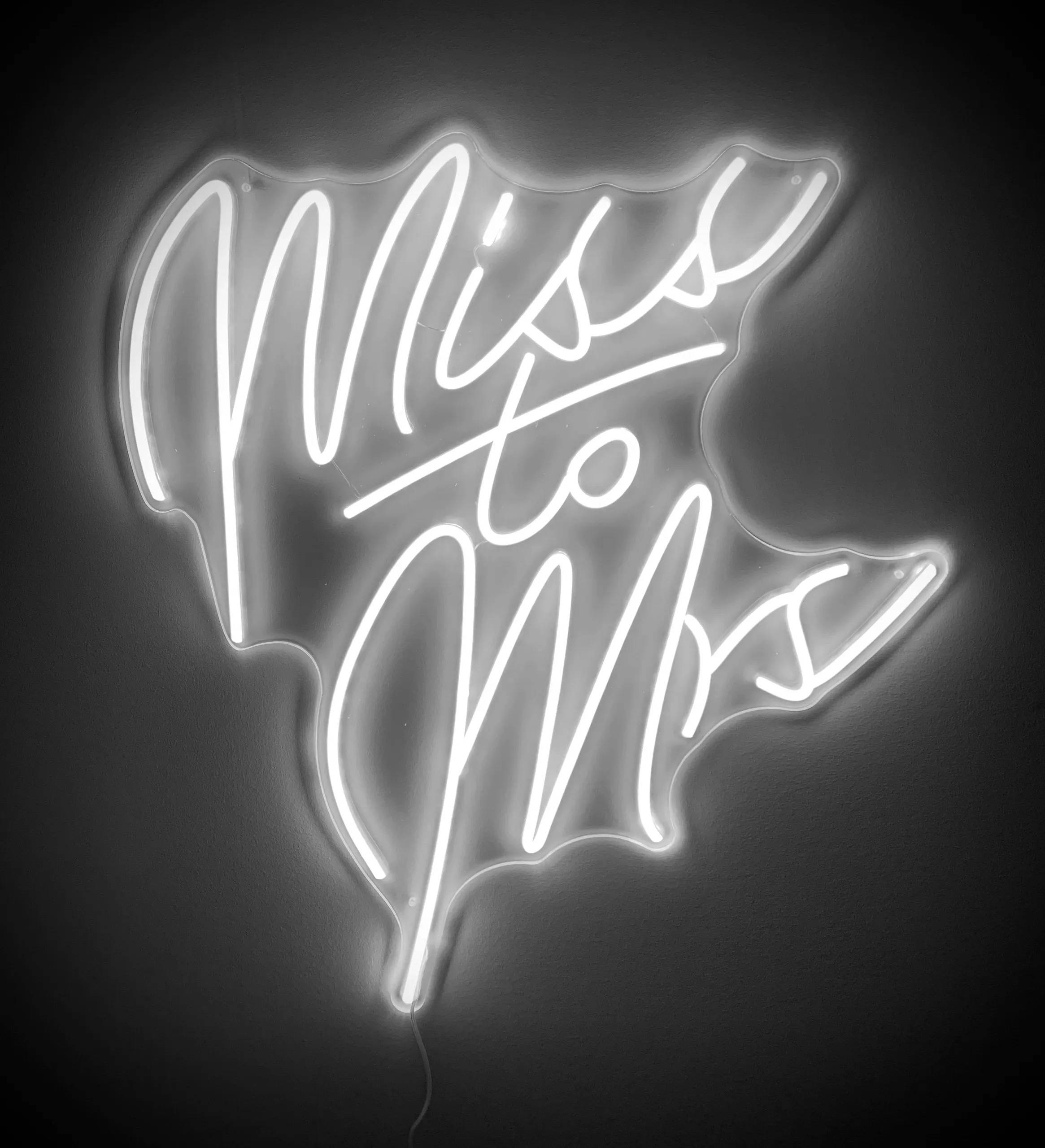 Word 桌布 壁紙 — 一個發光白色心形霓虹燈牌，上面寫著「Miss to Mrs」，背景是深色紋理牆壁。