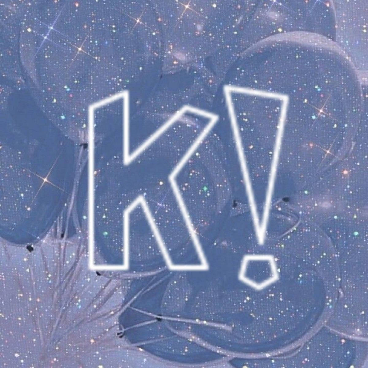 Kahoot 桌布 壁紙 — 一個發光白色輪廓的「K!」在充滿閃爍星星和半透明氣球的夢幻藍色背景上脫穎而出。