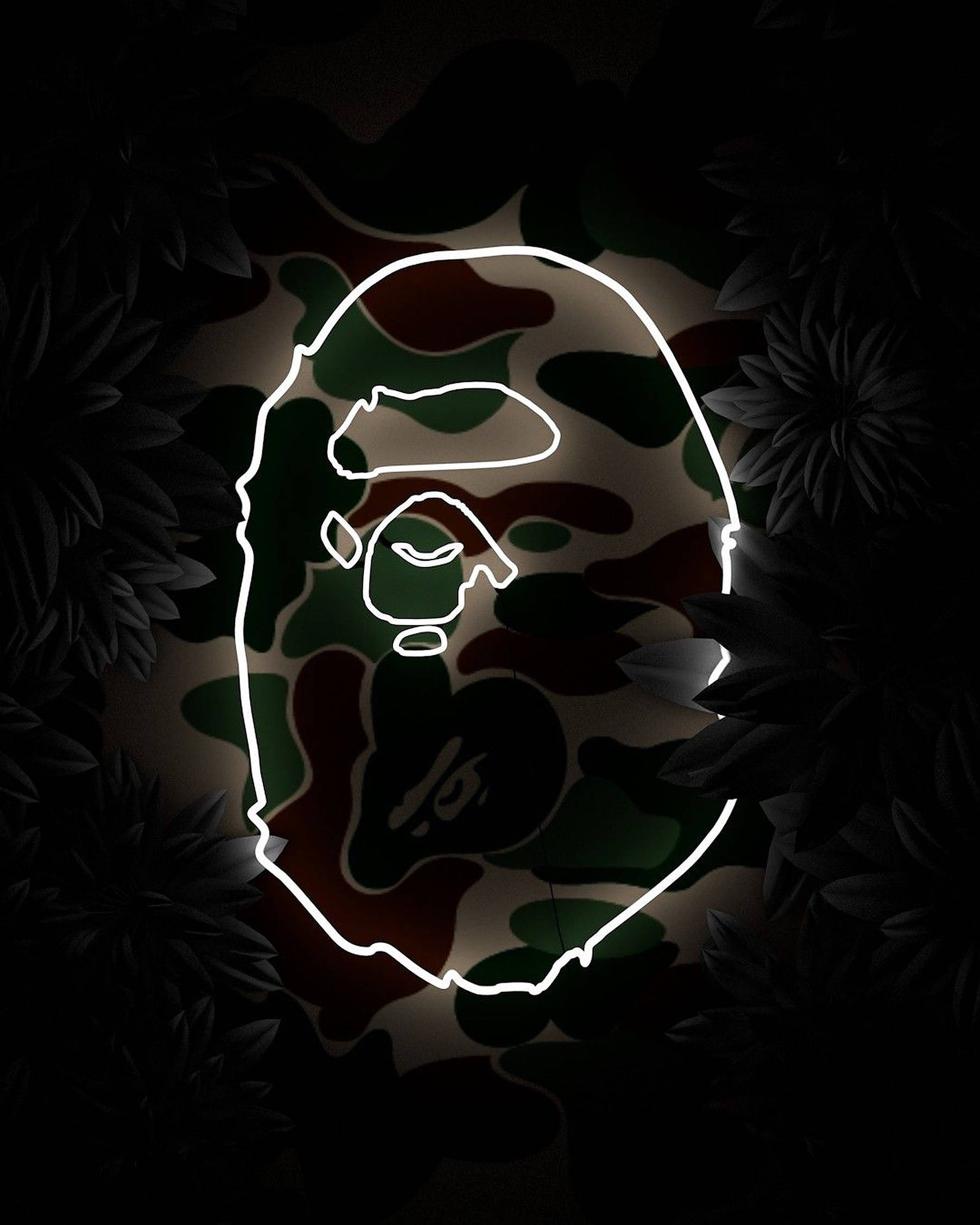 bape logo 桌布 壁紙 — 一個發光白色霓虹燈輪廓的Bape猿頭剪影，置於深色迷彩圖案背景上，並以黑色花朵框住。