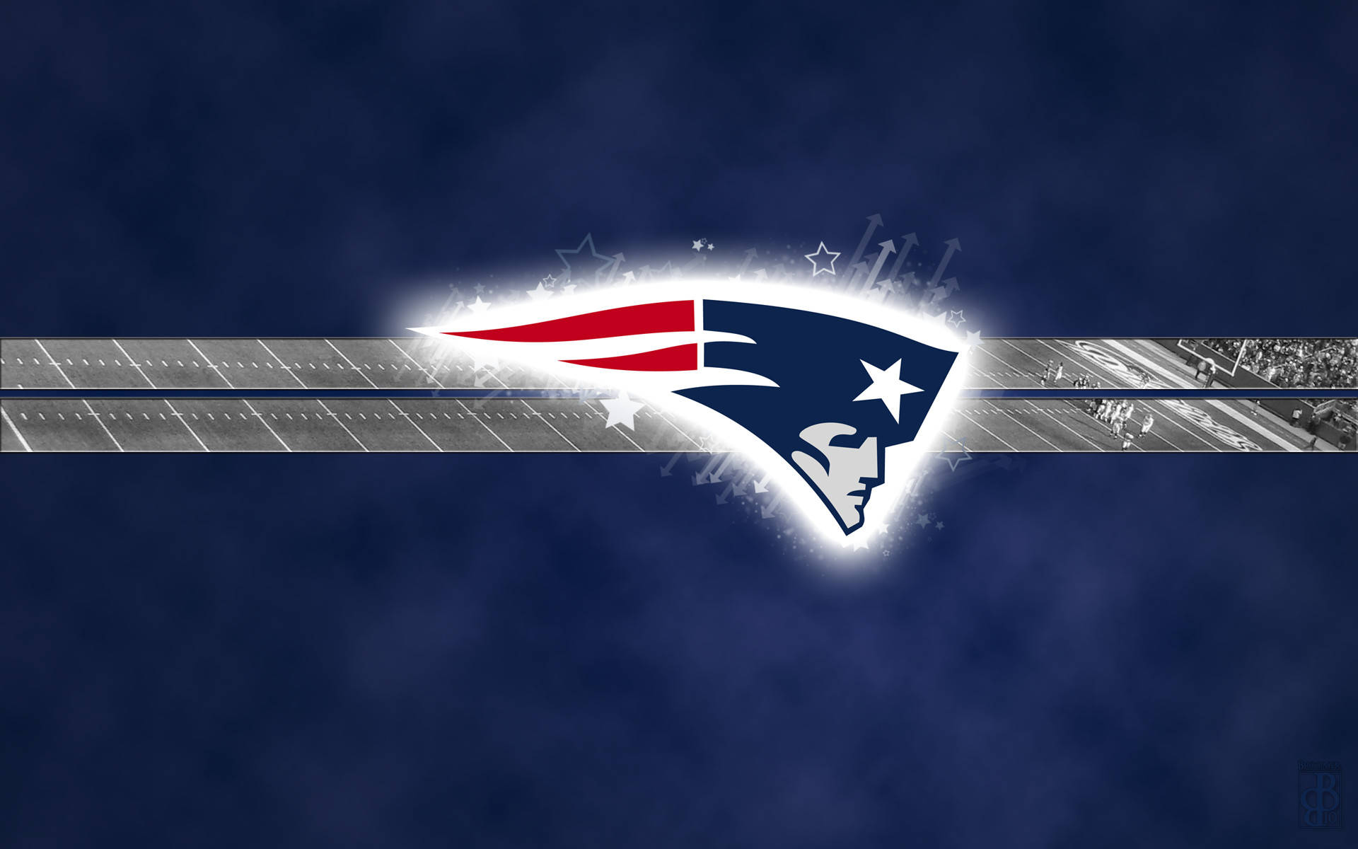 NFL 美式足球 桌布 壁紙 — 一個發光的 New England Patriots 標誌，位於足球場中央，球場人群在深藍色天空下。