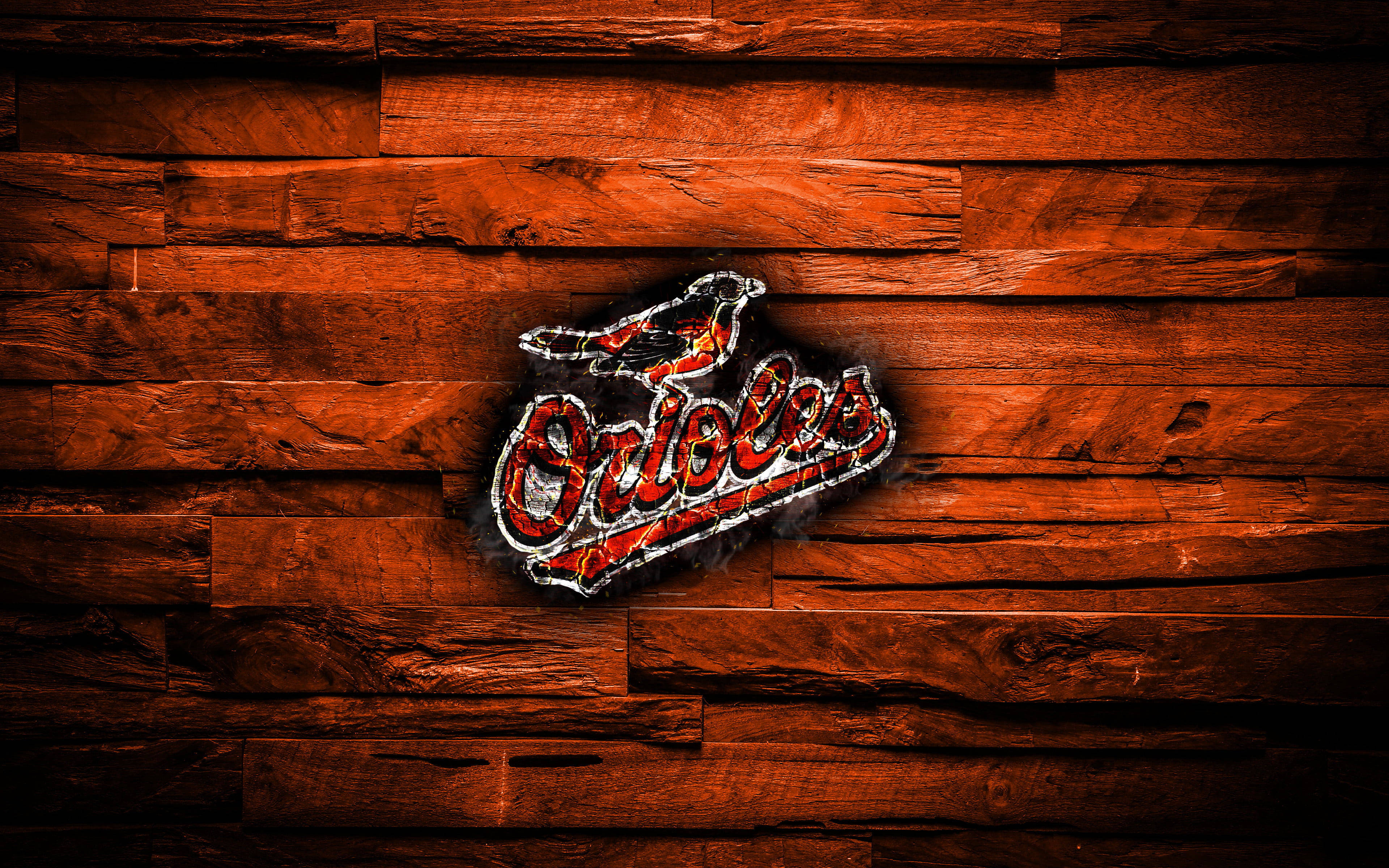 Orioles 桌布 壁紙 — 一個發光的 Orioles 標誌，帶有火紅和橙色的色調，嵌入在質樸的木板上。