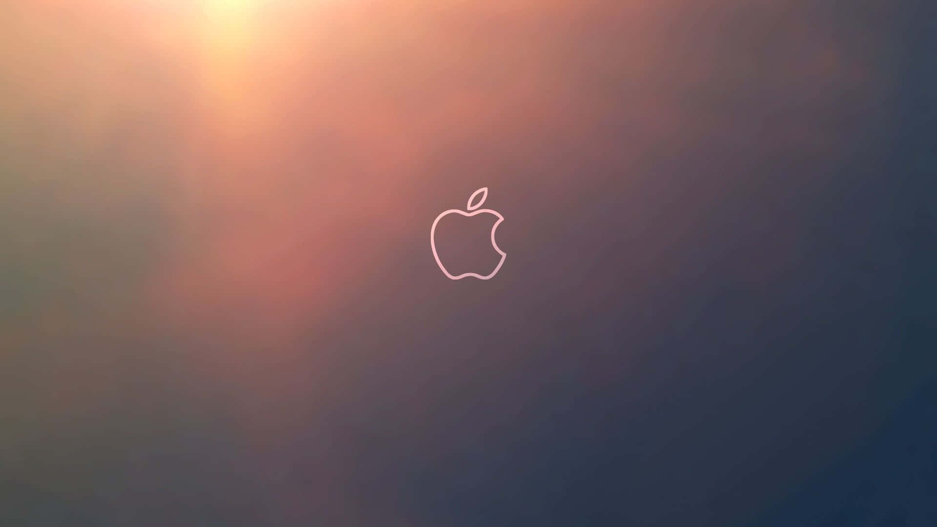 日落 桌布 壁紙 — 一個發光的Apple標誌，以白色輪廓呈現，背景是溫暖橙色和冷藍色調的漸變天空。