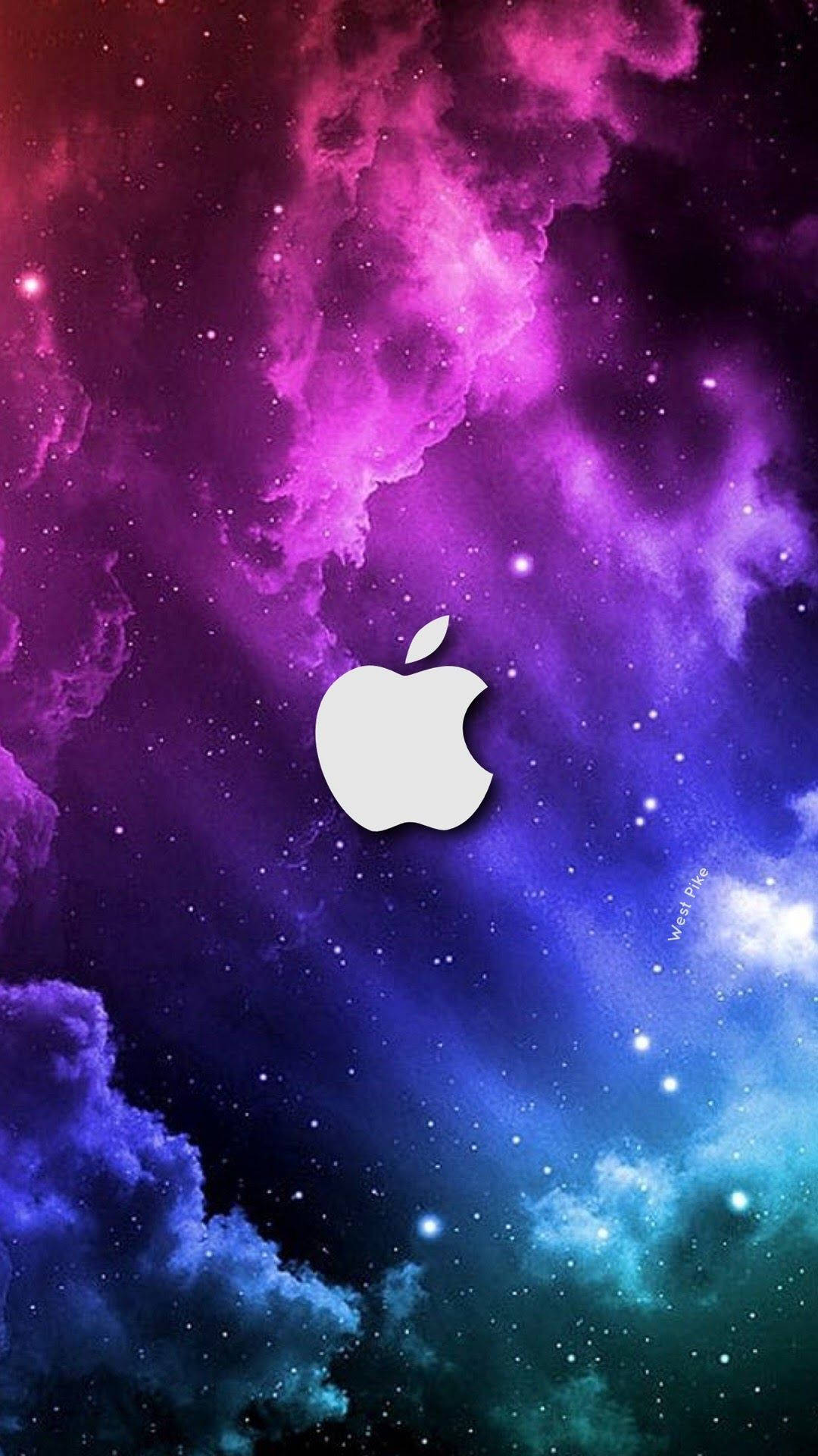銀河 桌布 壁紙 — 一個發光的Apple標誌，位於充滿活力的宇宙星雲中心，周圍環繞著旋轉的紫色、藍色和藍綠色雲層以及閃爍的星星。