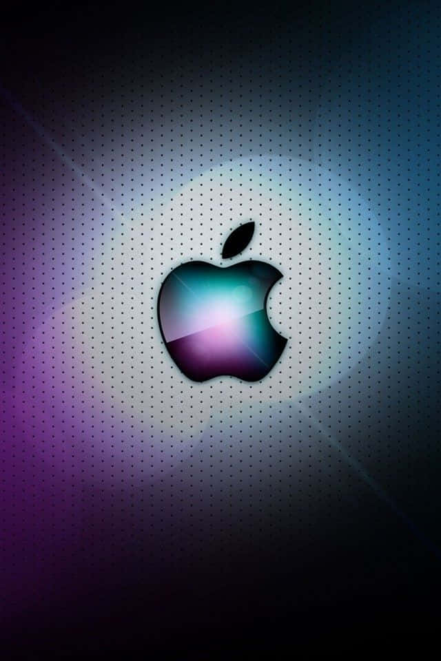 蘋果 桌布 壁紙 — 一個發光的Apple標誌，帶有彩虹色調，位於穿孔背景中央，背景帶有紫色和藍色漸變燈光。