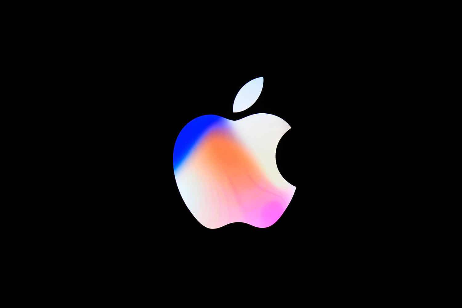 蘋果 桌布 壁紙 — 一個發光的Apple標誌，帶有藍色、橙色和粉紅色的漸變色調，居中在黑色背景上。
