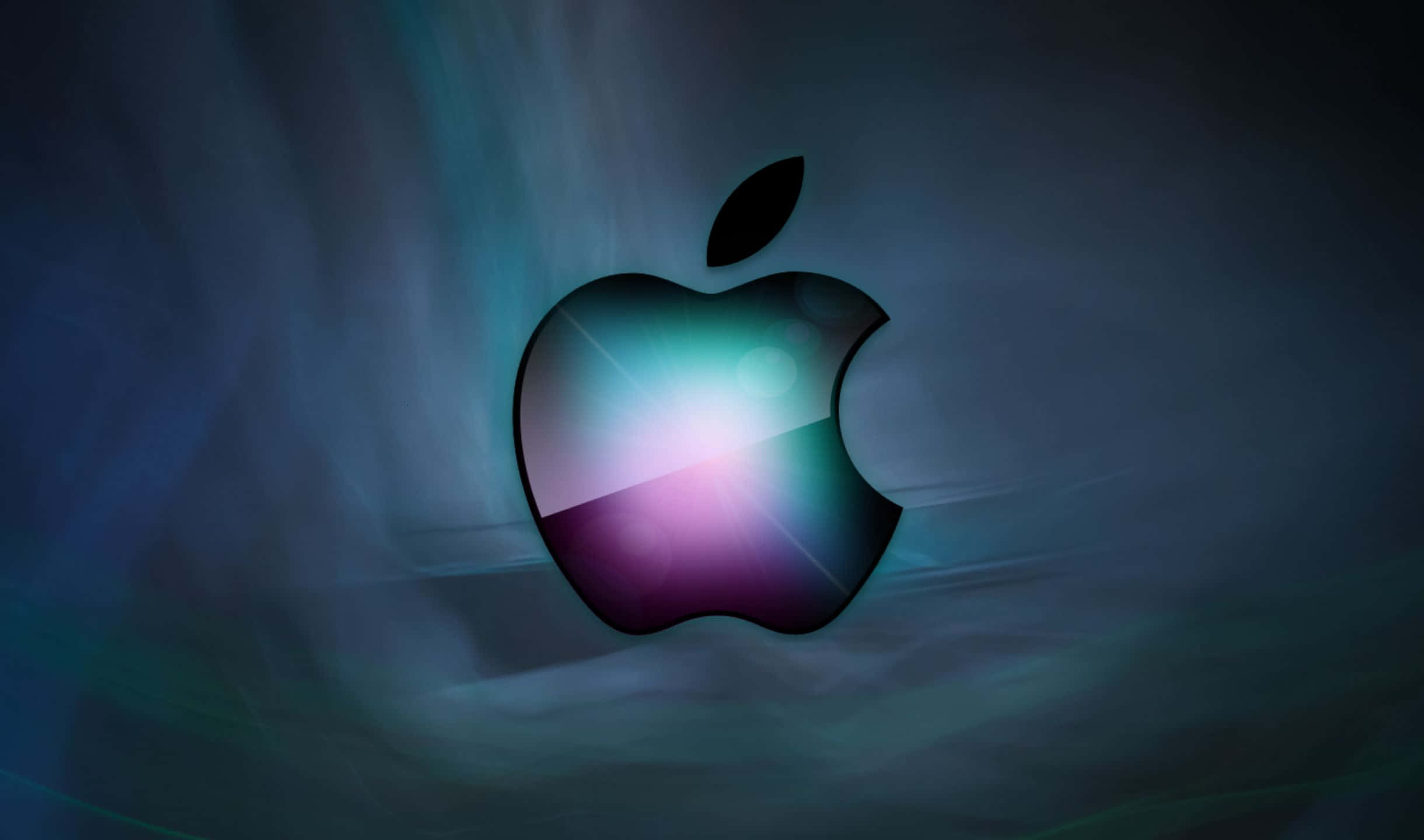 2440x1440 Apple 桌布 壁紙 — 一個發光的Apple標誌在深色旋轉的藍色和紫色背景上散發出鮮豔的光芒。