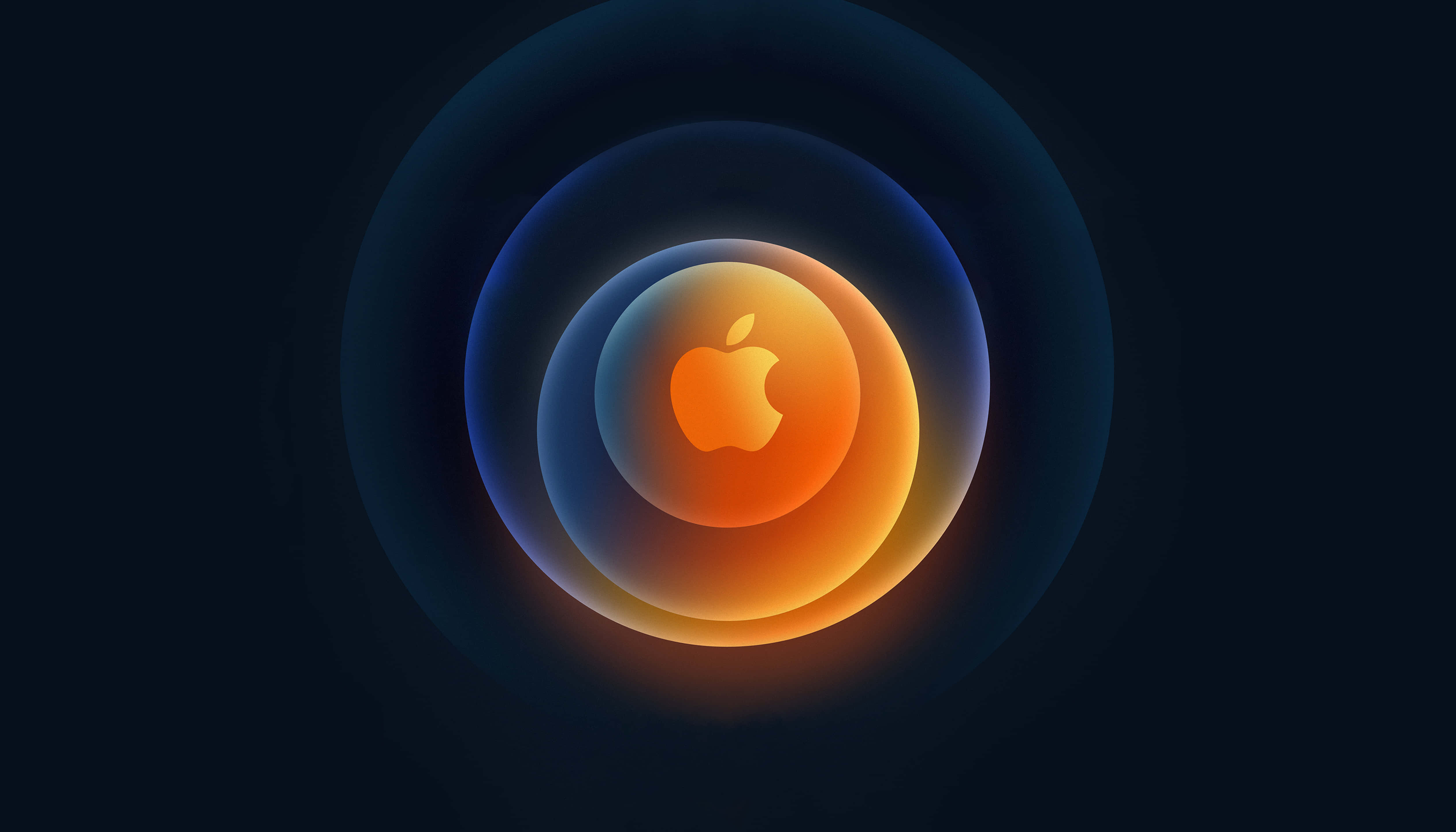 Apple 4K 桌布 壁紙 — 一個發光的Apple標誌在深色背景上的同心藍色環圈內散發出溫暖的橙色光芒。