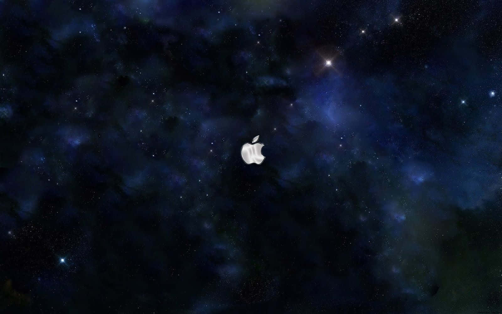 夜空 桌布 壁紙 — 一個發光的Apple標誌在深藍色星雲中平靜地漂浮，周圍散佈著明亮的星星。