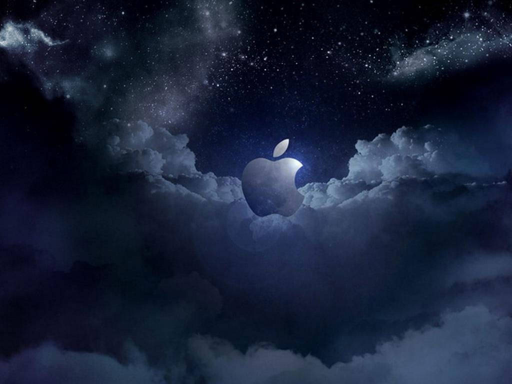 蘋果 桌布 壁紙 — 一個發光的Apple標誌在黑暗的雲層上方寧靜地漂浮，下方是繁星點點的夜空，帶有淡淡的銀河。