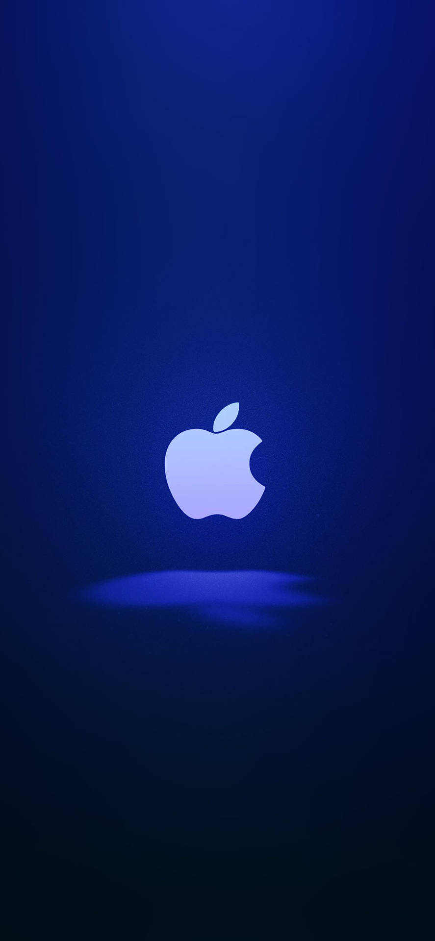 藍色 桌布 壁紙 — 一個發光的Apple標誌居中於深藍色漸變背景上，下方帶有柔和陰影。