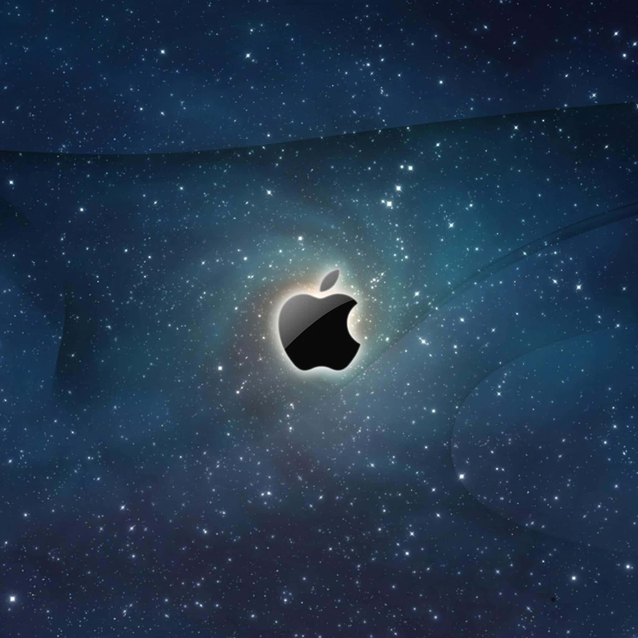iPad Air 2 桌布 壁紙 — 一個發光的Apple標誌從深空星場中的宇宙星雲中浮現。