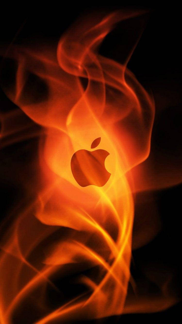 Red Fire 桌布 壁紙 — 一個發光的Apple標誌從黑色背景上旋轉的橙色火焰中浮現。