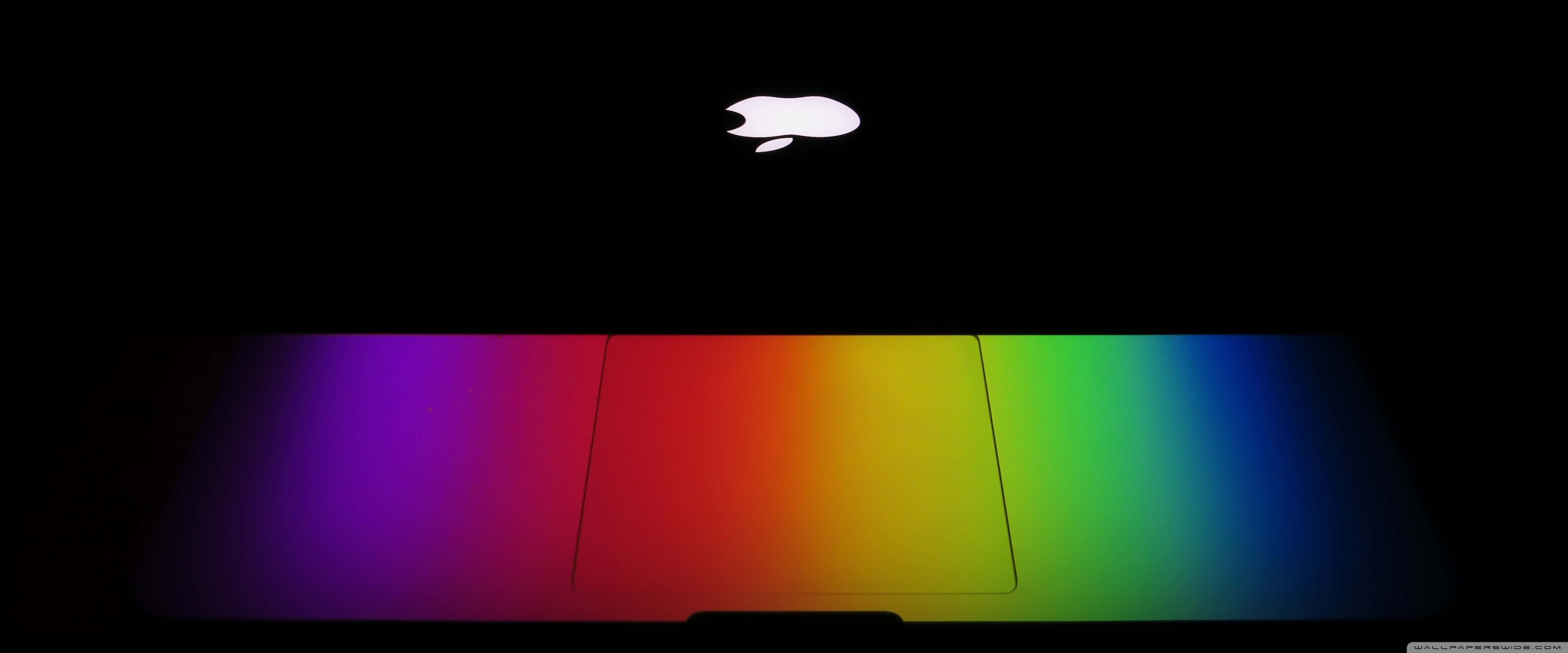 Apple 3840x1600 桌布 壁紙 — 一個發光的Apple標誌懸浮在黑暗螢幕上充滿活力的彩虹漸變之上。