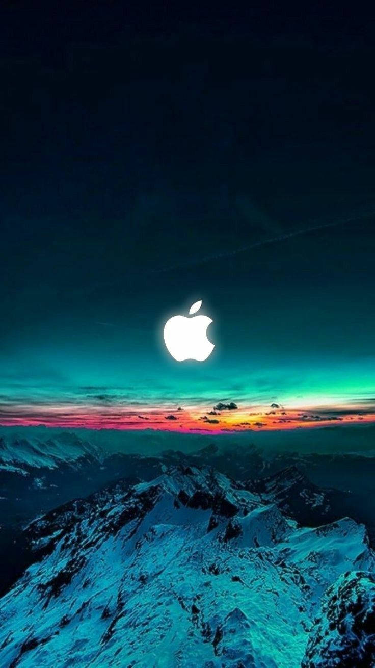 iPhone Stock 桌布 壁紙 — 一個發光的Apple標誌漂浮在積雪覆蓋的山脈上空，暮色中天空呈現鮮豔的極光色彩。