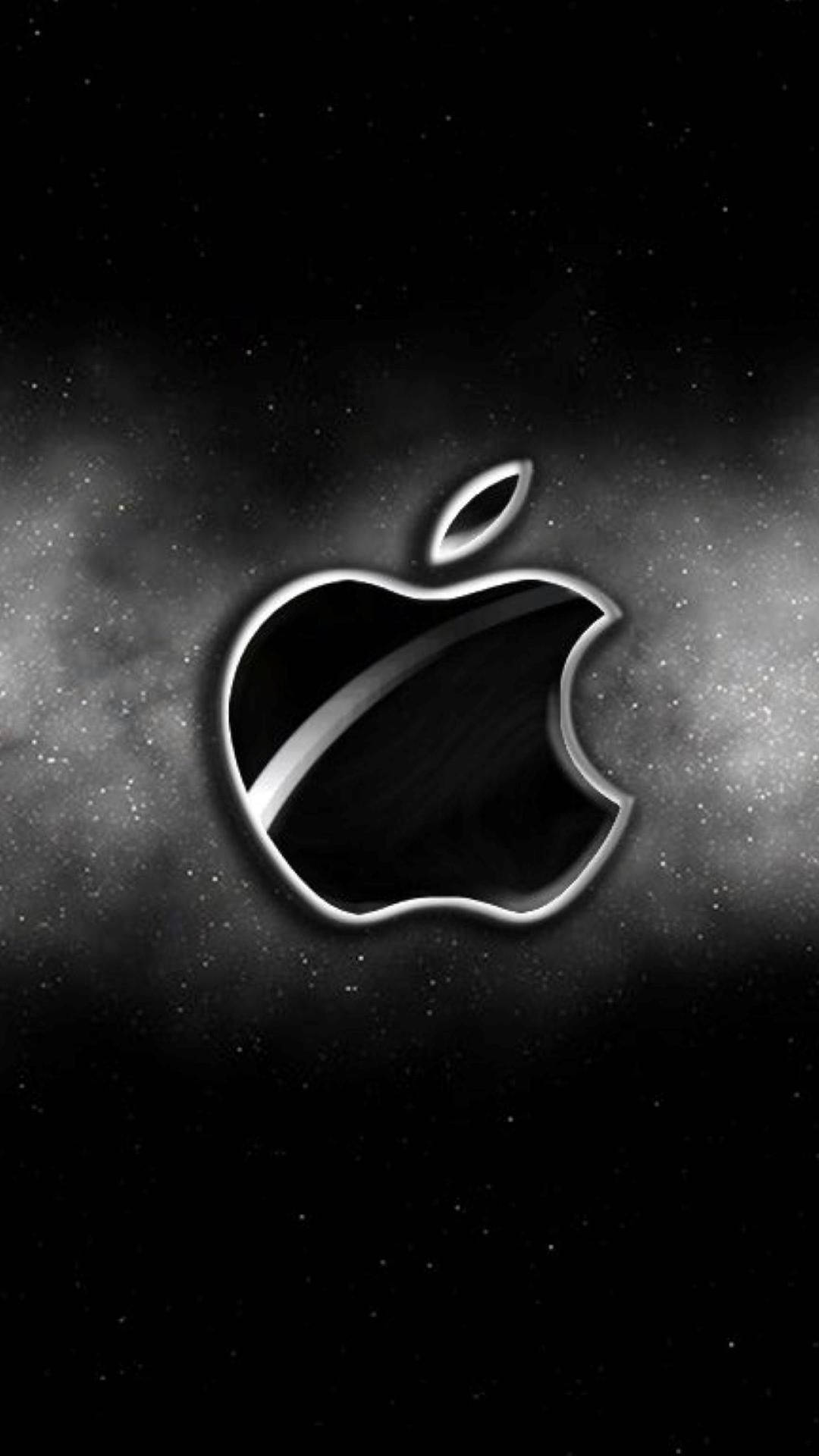 黑色美學 桌布 壁紙 — 一個發光的Apple標誌漂浮在繁星點點的宇宙虛空中，伴隨著旋轉的星雲和宇宙塵埃。