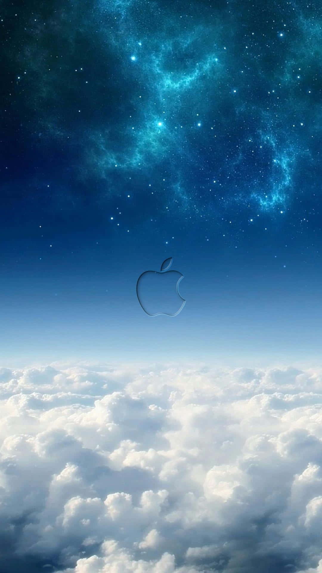 桌布 壁紙 — 一個發光的Apple標誌漂浮在蓬鬆的雲層之上，下方是充滿活力的藍色星空星雲天空。