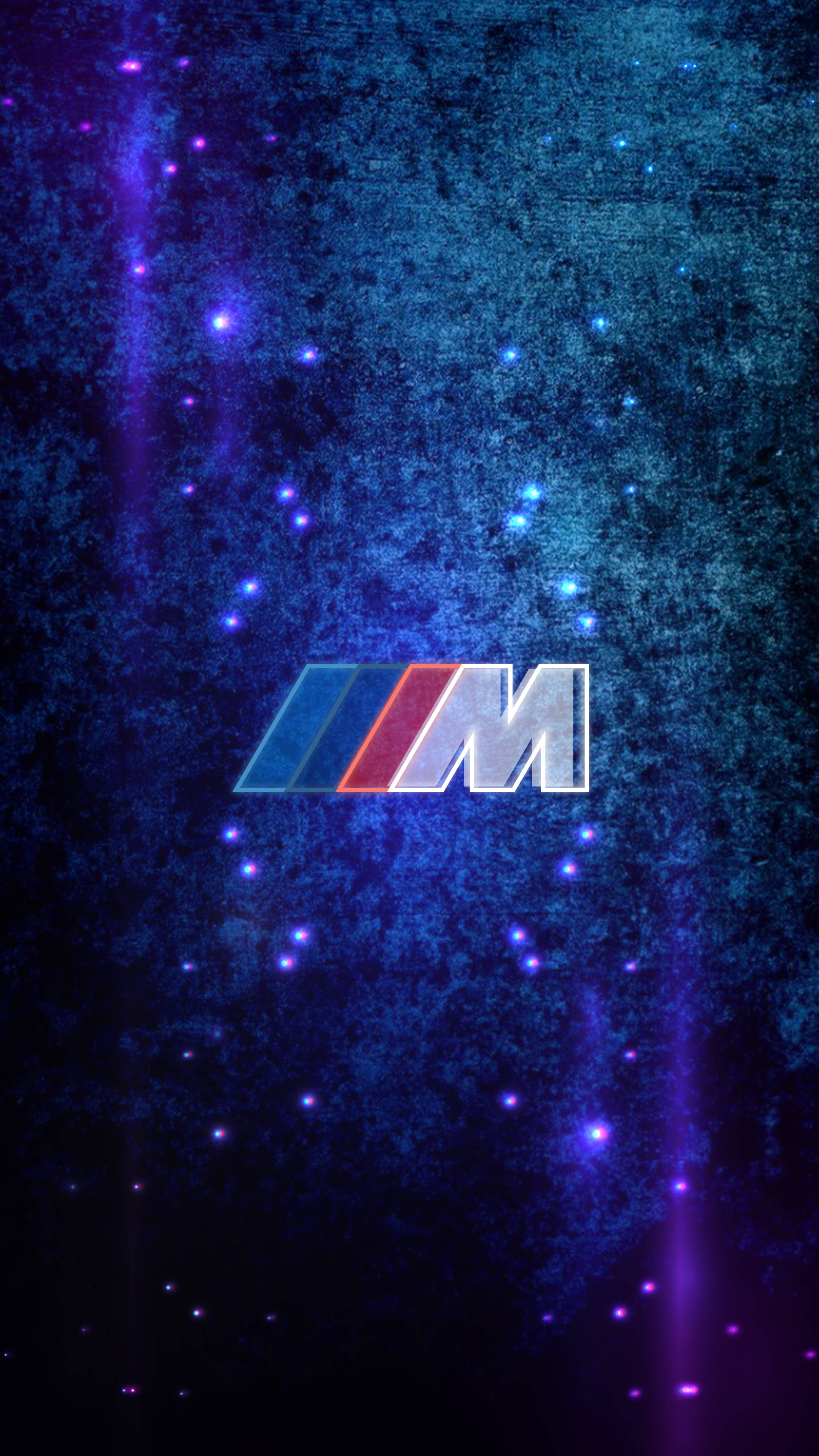 BMW 動圖 桌布 壁紙 — 一個發光的BMW M標誌，置於宇宙藍紫色星空背景上，帶有輻射狀光線條紋。