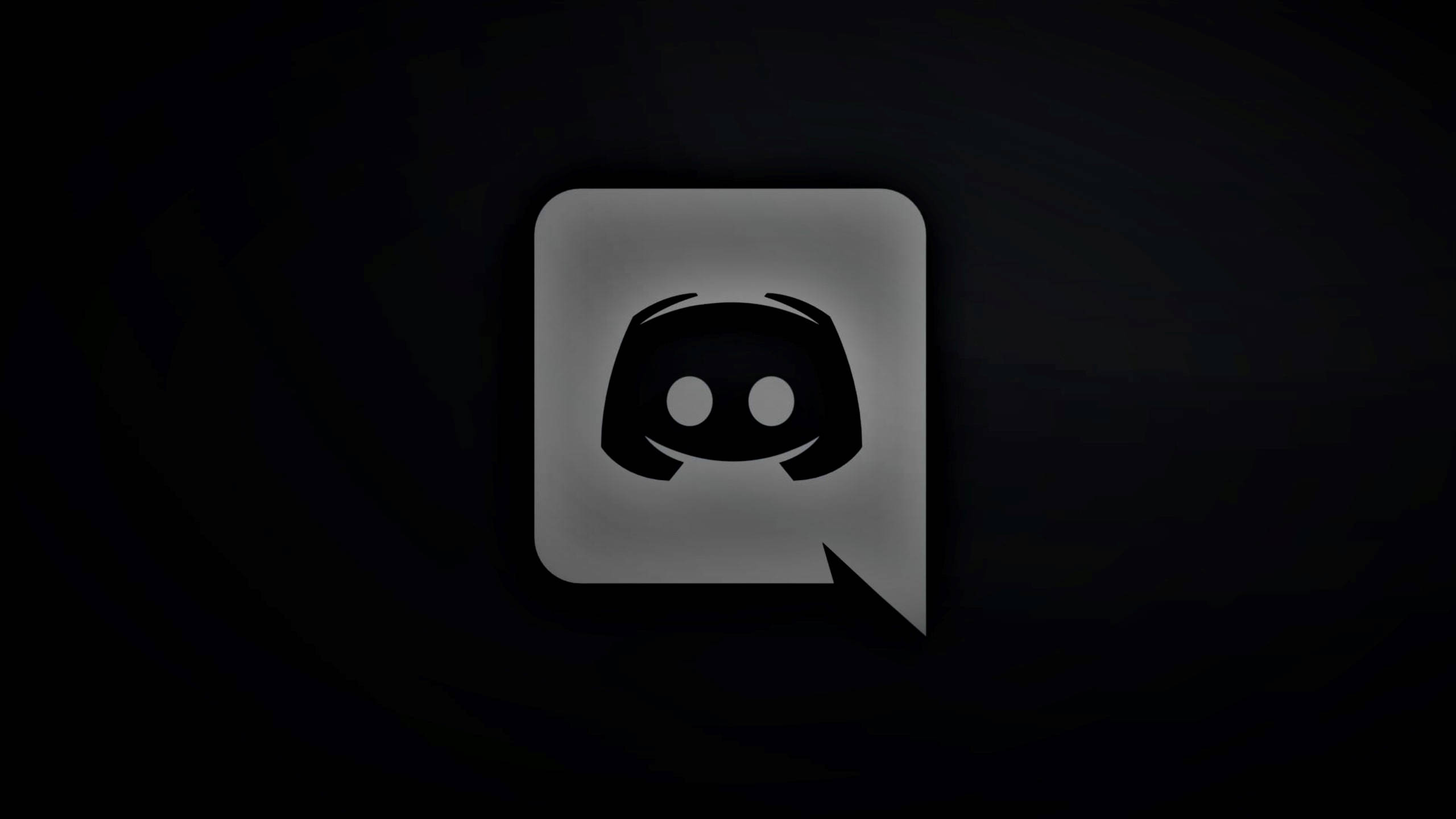 Discord 桌布 壁紙 — 一個發光的Discord標誌圖示，置中於帶有柔和光線漸變的深色紋理背景上。