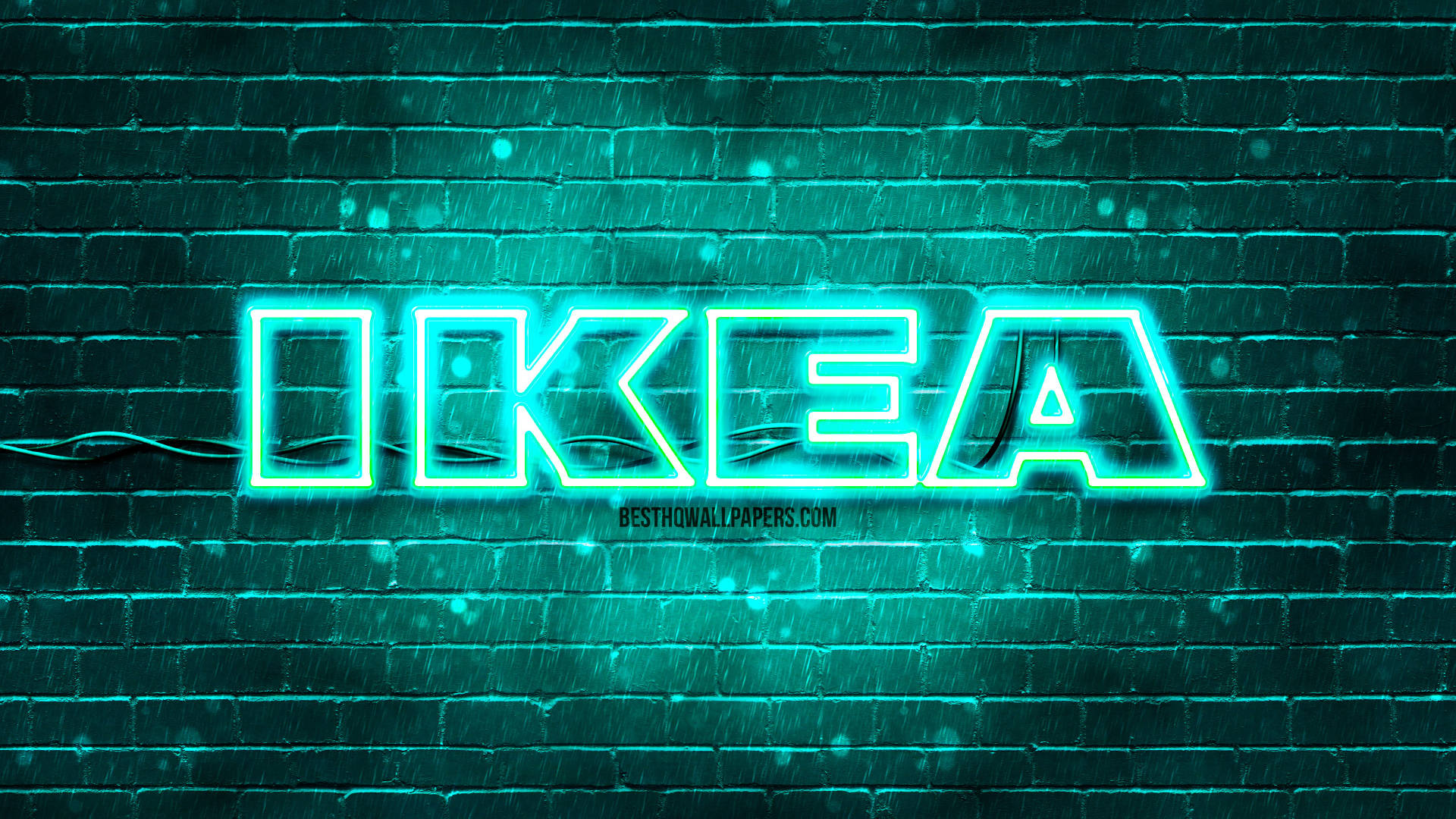 LED 桌布 壁紙 — 一個發光的IKEA霓虹標誌在雨中對著濕漉漉的磚牆脈動，在 gritty 的城市夜景中投射出電光藍綠色的光芒。