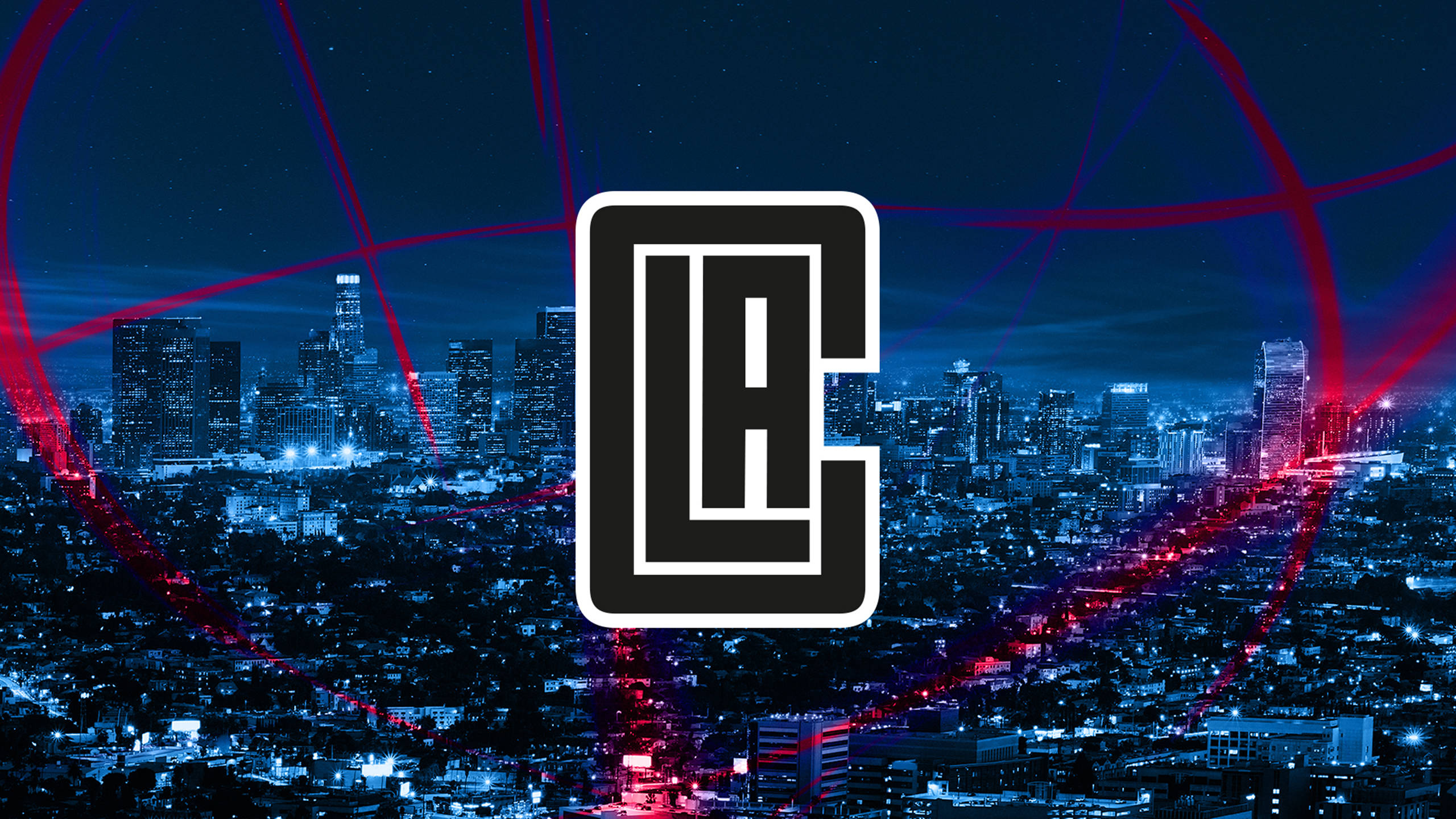 Clippers 桌布 壁紙 — 一個發光的LA標誌漂浮在夜晚霓虹燈照亮的城市景觀上，紅色激光束在黑暗的天空中縱橫交錯。