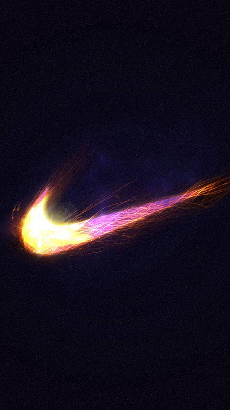 Nike iPhone 桌布 壁紙 — 一個發光的Nike swoosh像一顆熾熱的彗星劃過黑暗的天空，留下充滿活力的橙色和紫色軌跡。