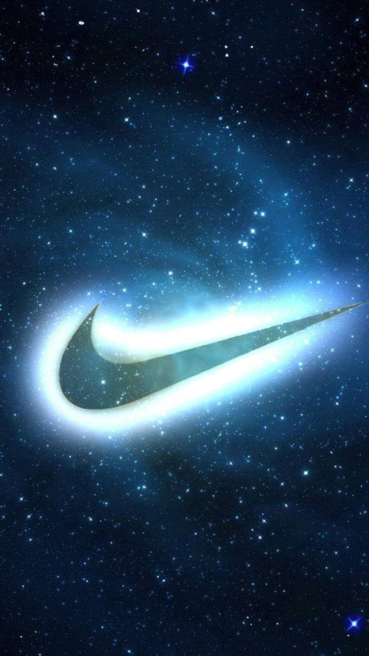 Nike iPhone 桌布 壁紙 — 一個發光的Nike勾號劃過佈滿星星的宇宙天空，伴隨著燦爛的藍色星雲和閃爍的星星。