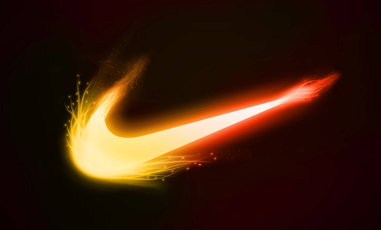 酷炫耐吉 桌布 壁紙 — 一個發光的Nike勾號在黑暗背景上劃過，帶有火熱的橙色和黃色光跡。