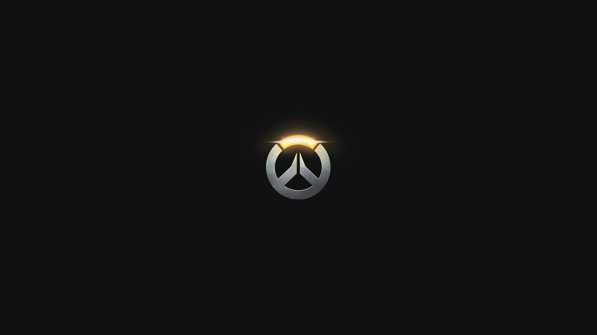 4K 鬥陣特攻 桌布 壁紙 — 一個發光的Overwatch標誌居中在黑色背景上，從其頂部弧線散發出燦爛的金色光芒。
