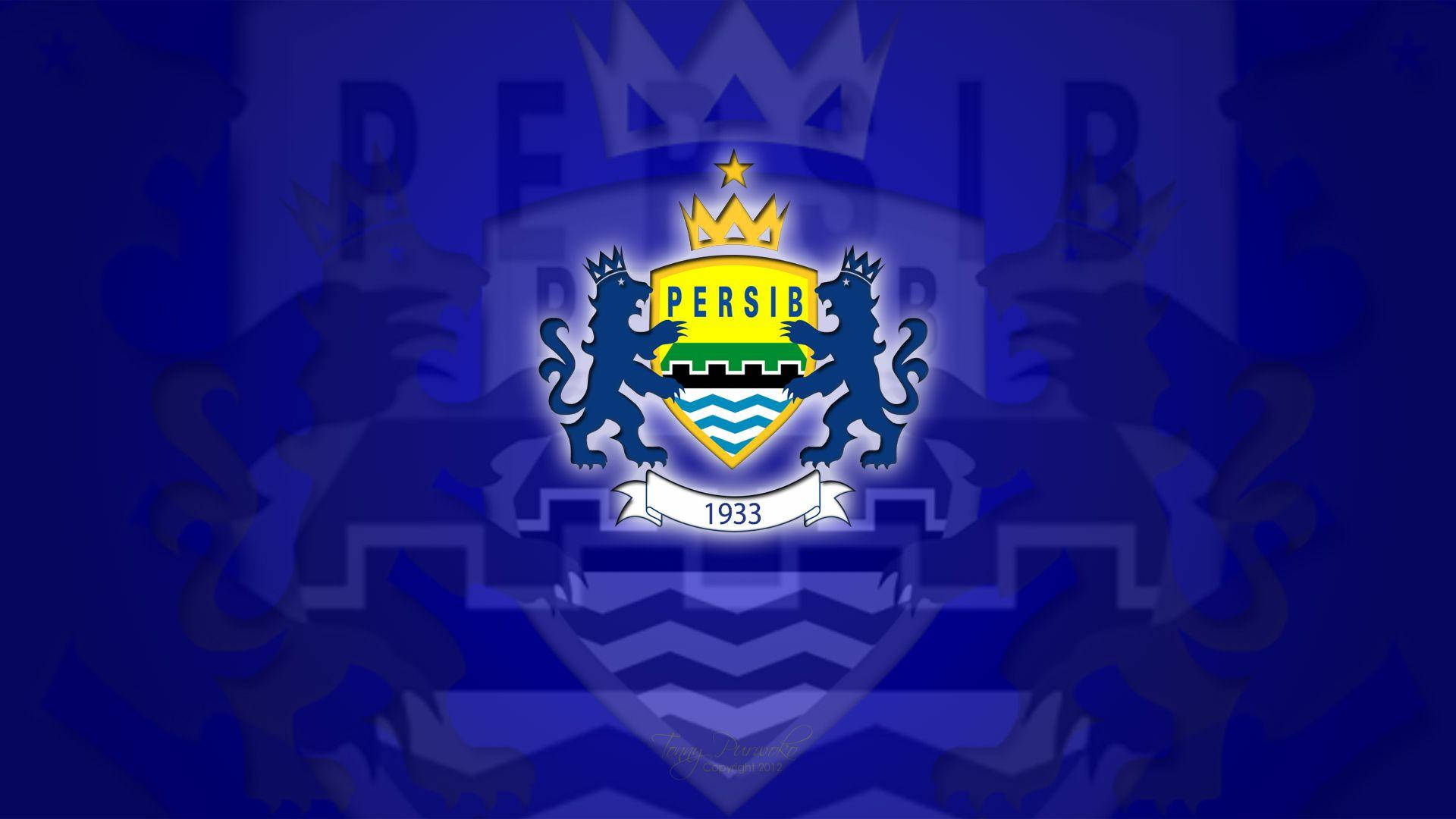 足球 桌布 壁紙 — 一個發光的Persib Bandung足球俱樂部徽章，兩側有獅子守護著帶有波浪和皇冠的盾牌，背景為深藍色。