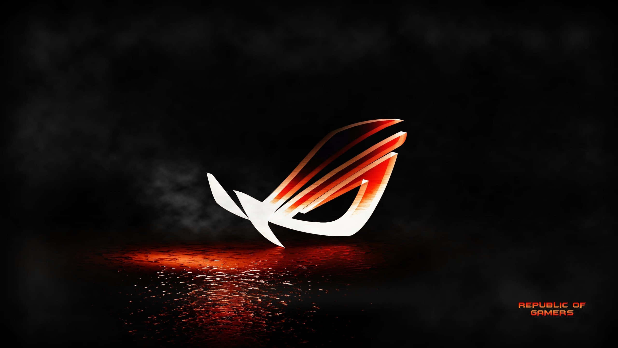Rog 桌布 壁紙 — 一個發光的ROG標誌，帶有紅色和白色條紋，懸浮在反射表面上，背景是黑暗煙霧彌漫。