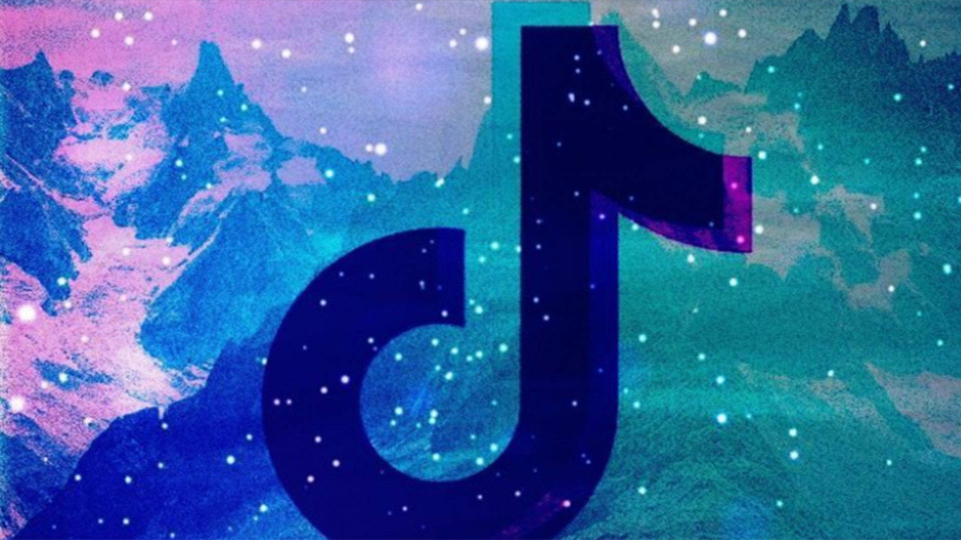 TikTok 動圖 桌布 壁紙 — 一個發光的TikTok標誌漂浮在星空的群山之上，以鮮豔的紫色和藍色繪製。