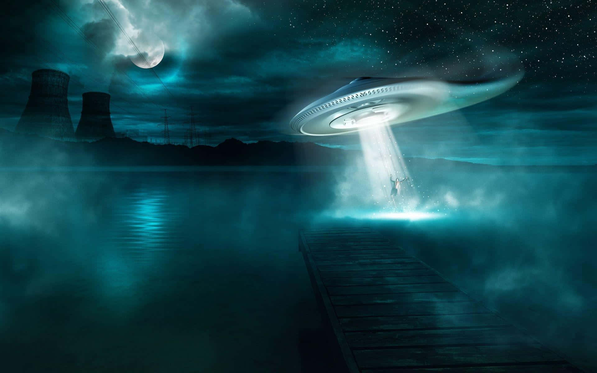 Science Fiction Desktop 桌布 壁紙 — 一個發光的UFO在夜間籠罩著霧氣瀰漫的湖泊，在彎月下從核電廠冷卻塔附近的木製碼頭綁架一個人影。