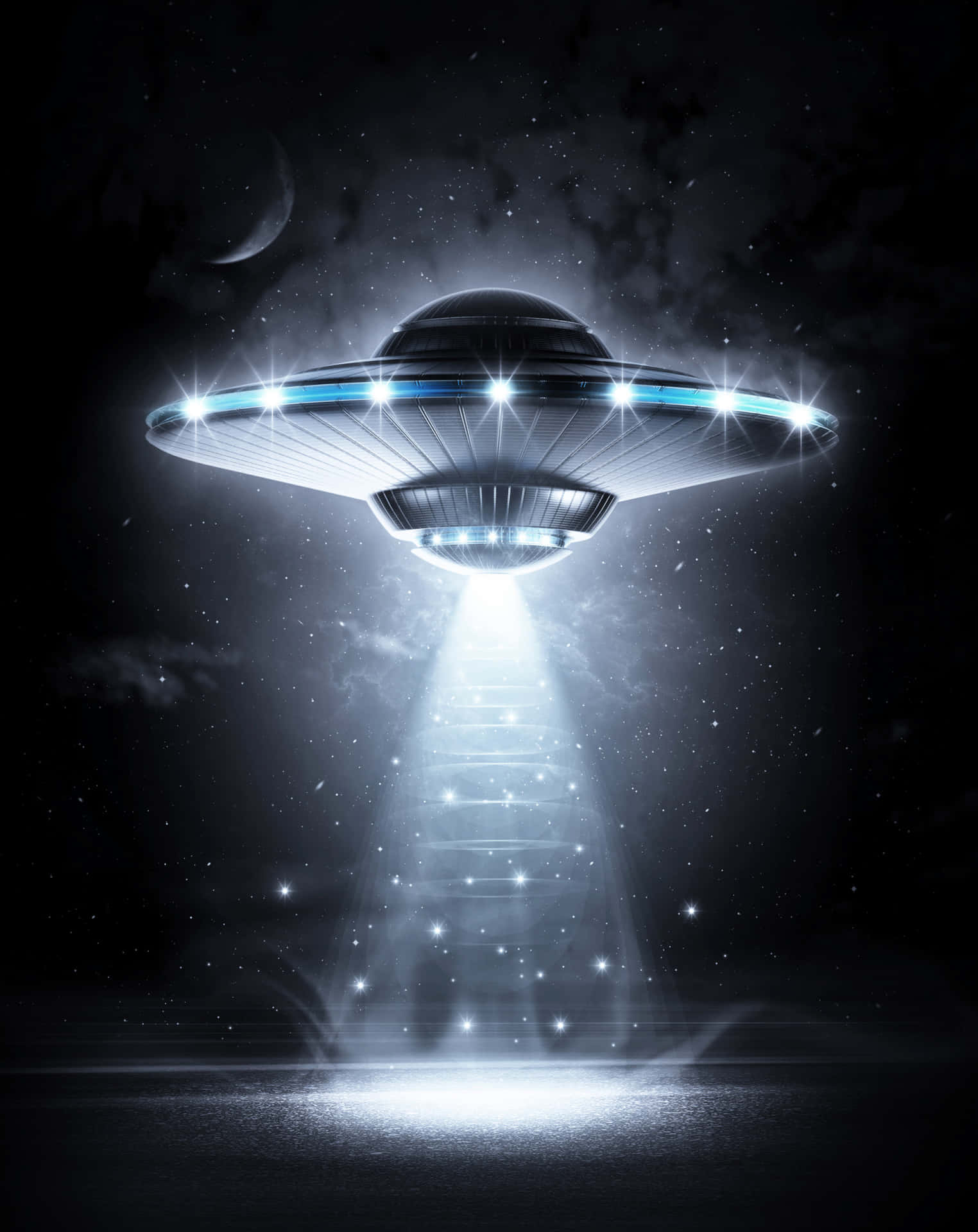 外星人 桌布 壁紙 — 一個發光的UFO在黑暗的風景上空盤旋，在星空夜空和彎月下發射出明亮的光束。