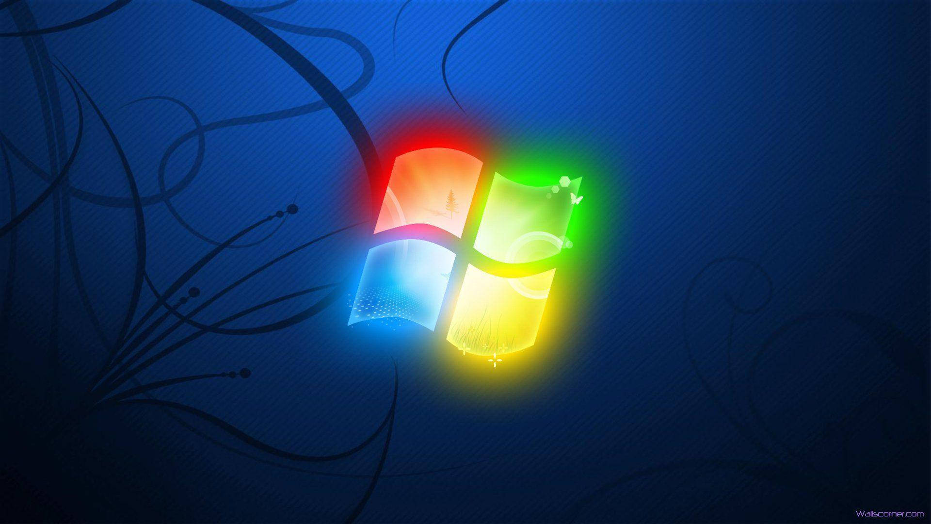 Windows 7 桌布 壁紙 — 一個發光的Windows標誌，帶有紅色、綠色、藍色和黃色的窗格，在帶有黑色花卉漩渦的深藍色背景上閃耀。