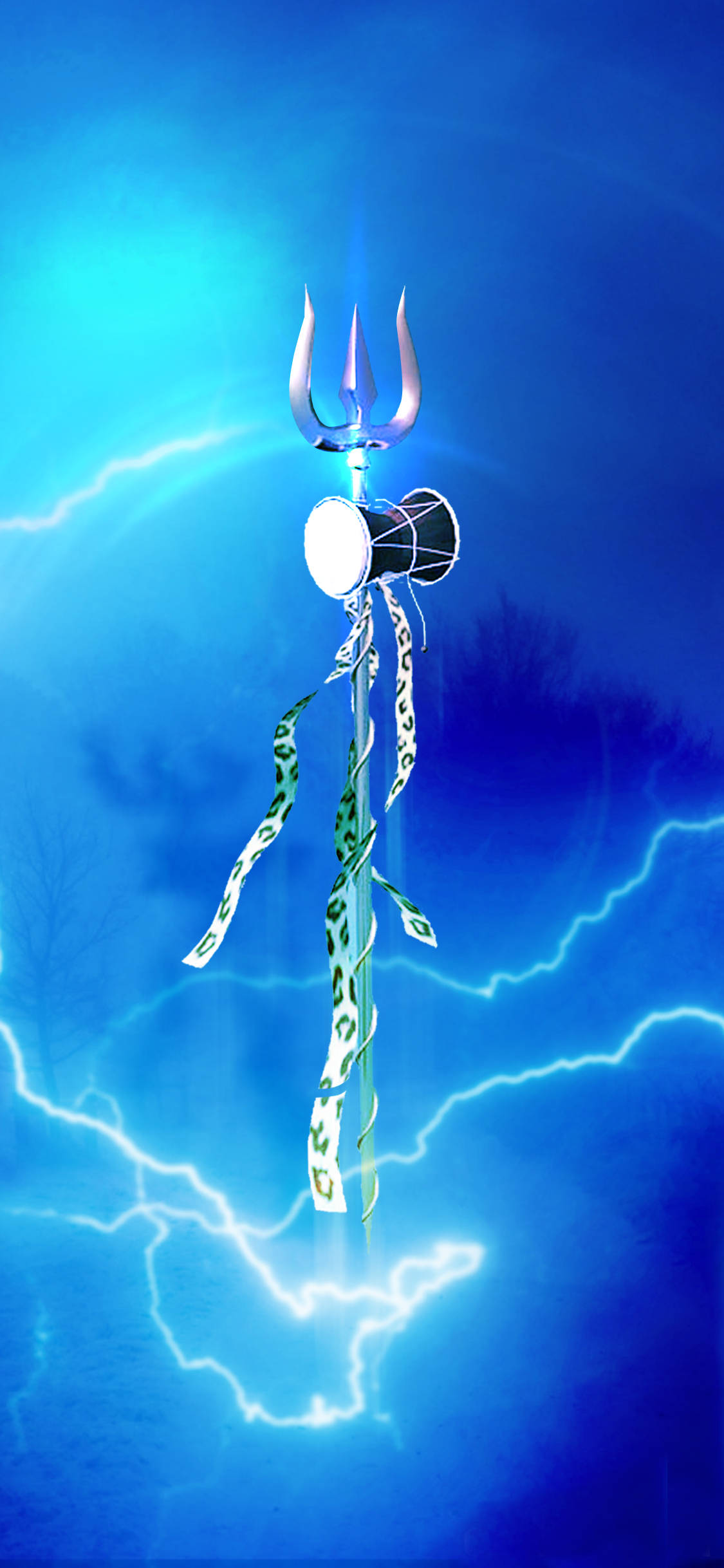 閃電 桌布 壁紙 — 一個發光的三叉戟，帶有豹紋絲帶和鼓面，在電光藍色閃電中漂浮，背景是暴風雨的天空。