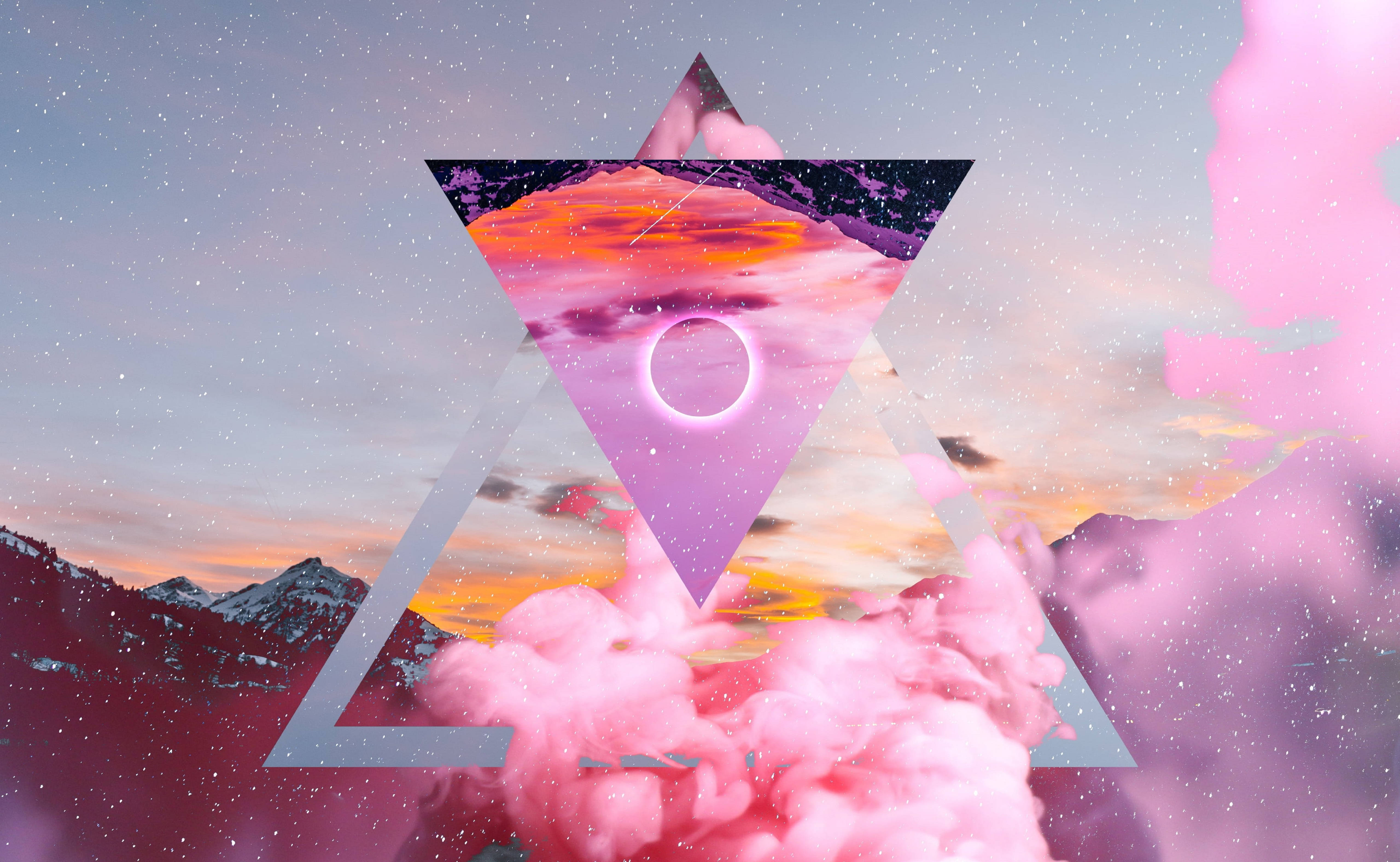 Polyscape 桌布 壁紙 — 一個發光的三角形傳送門位於積雪的山脈之上，顯露出帶有環狀行星和粉紅雲彩的宇宙日落。