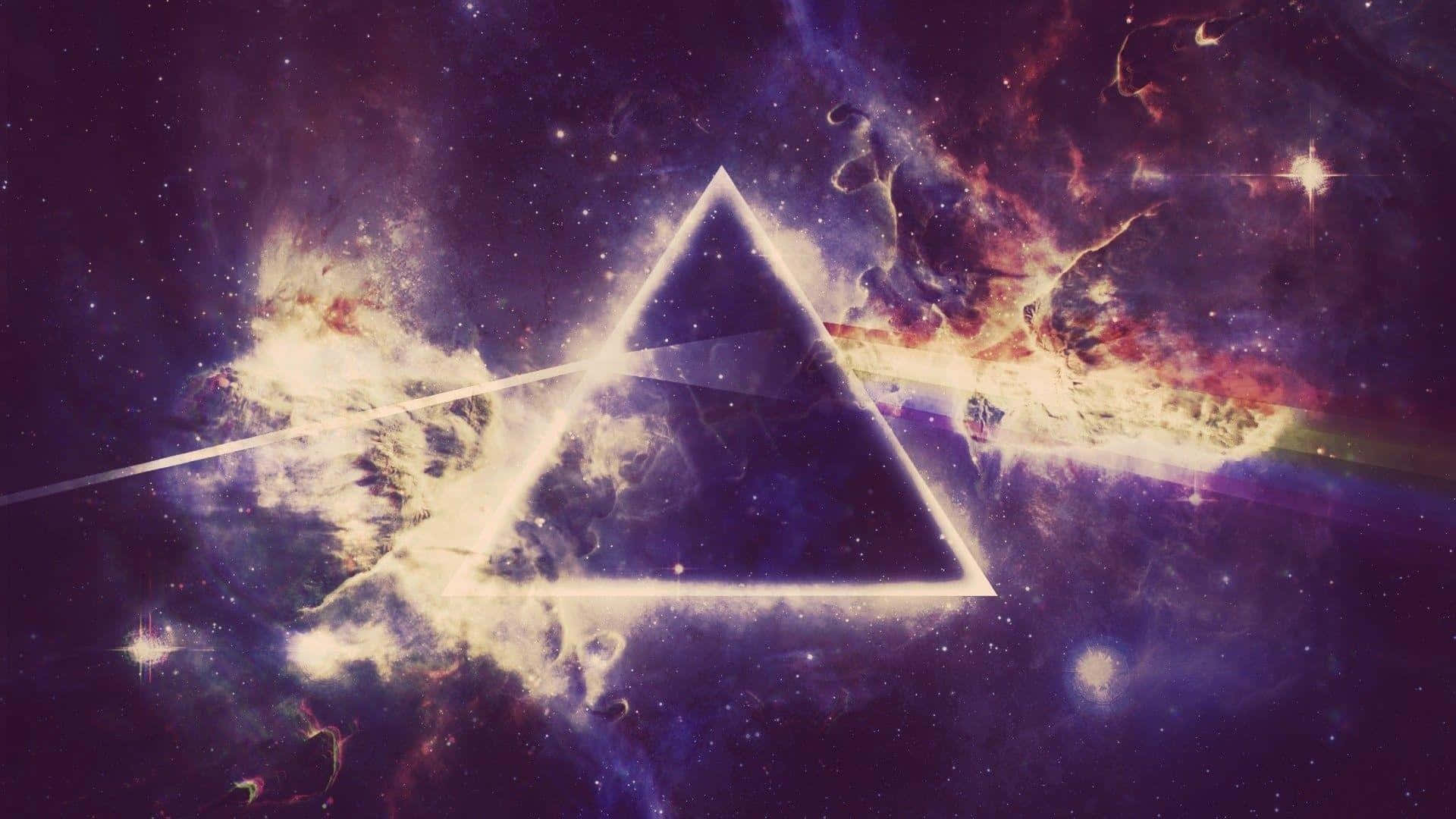 銀河 桌布 壁紙 — 一個發光的三角形傳送門漂浮在深紫色星系中旋轉的宇宙雲和閃爍的星星之間。