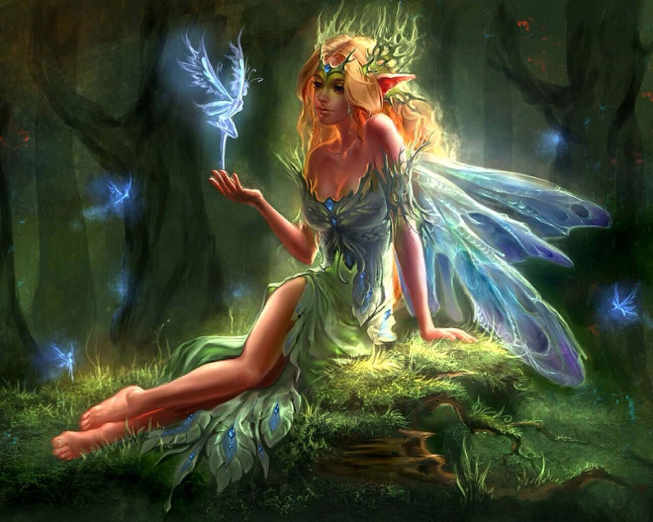 仙女美學 桌布 壁紙 — 一個發光的仙子，有半透明的翅膀，坐在神秘的森林裡，輕輕地拿著一隻發光的藍色蝴蝶。