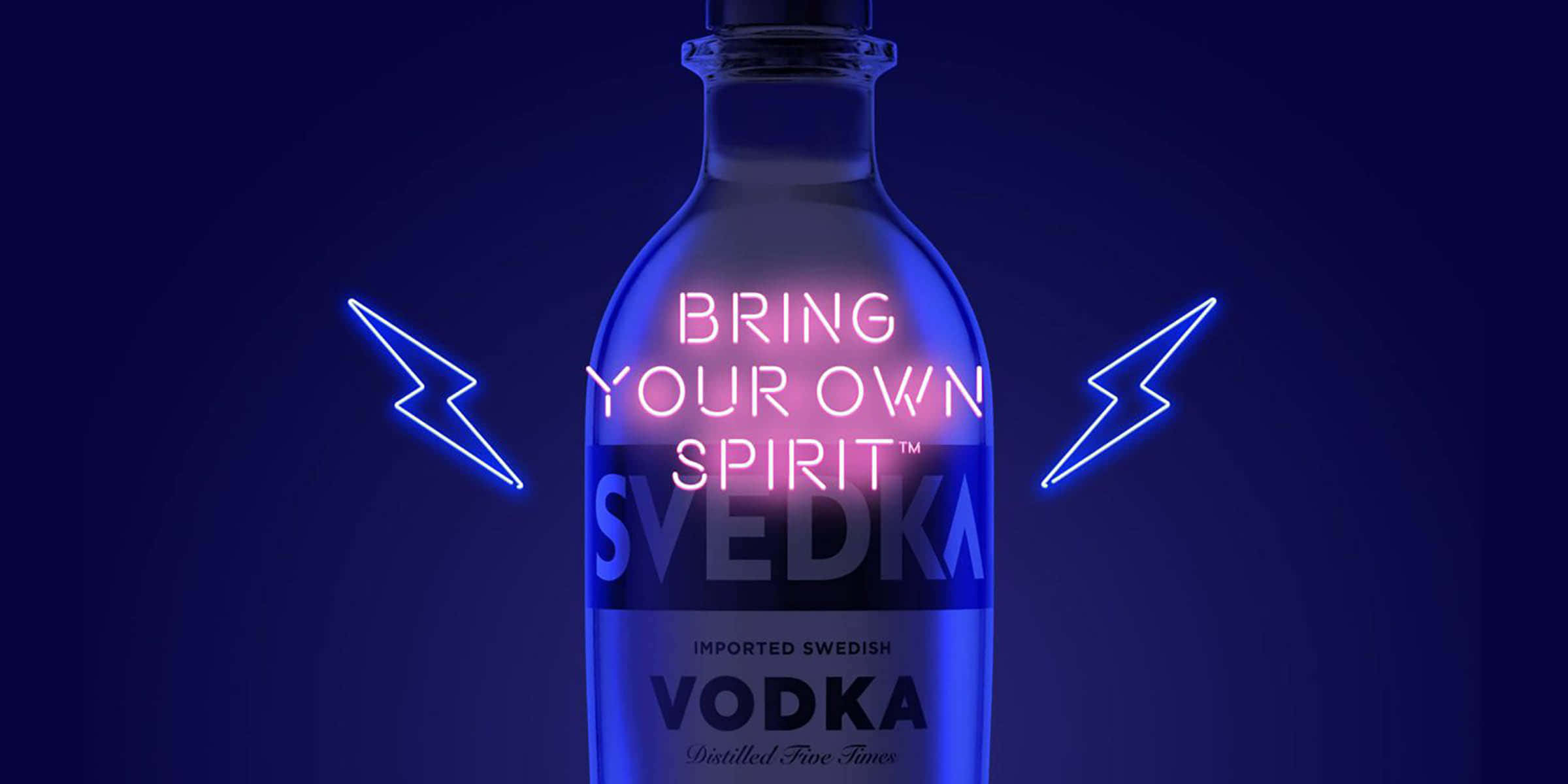 alcohol 桌布 壁紙 — 一個發光的伏特加酒瓶，帶有霓虹閃電和粉紅色文字，寫著 bring your own spirit，背景為深藍色漸變。