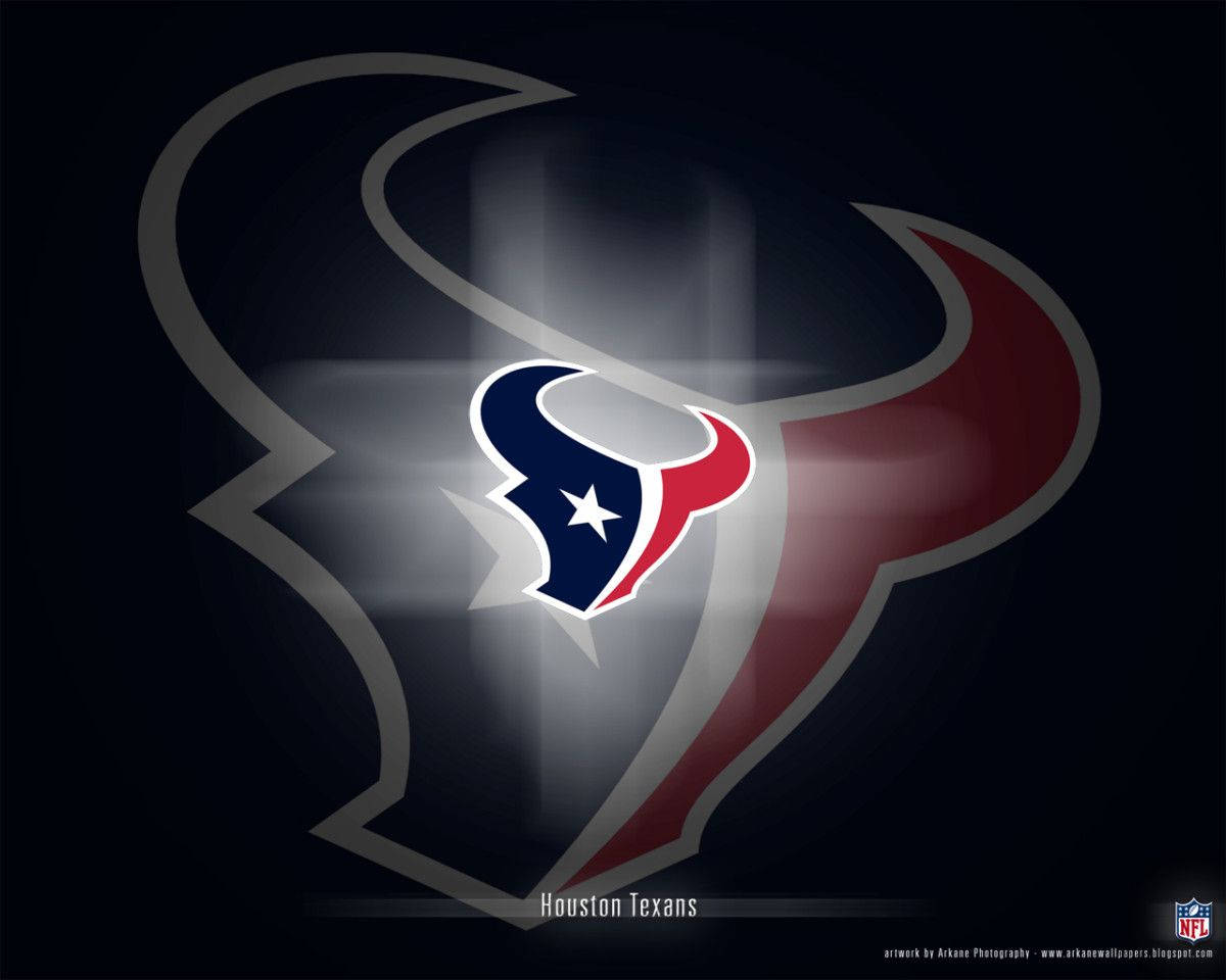 Texans 桌布 壁紙 — 一個發光的休士頓德州人標誌，帶有紅色、藍色和銀色的角，在深色背景上散發光芒。